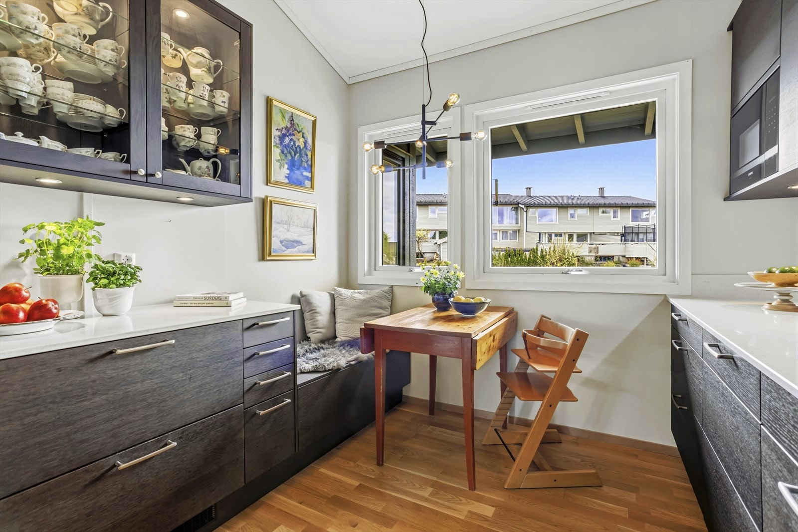 Koselig krok ved vinduene med fint lysinnslipp, perfekt for en liten spiseplass. Galleribilde