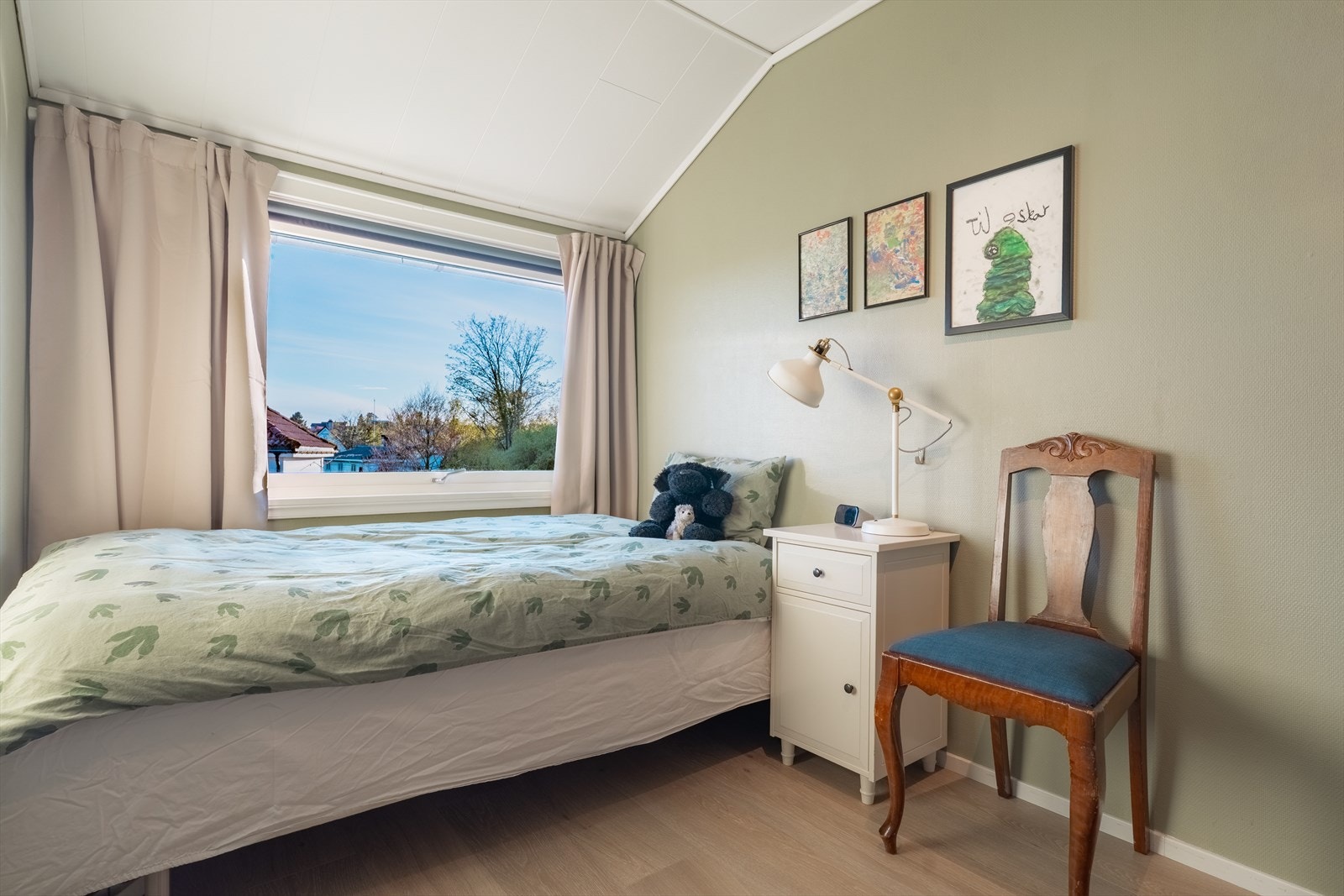 Soverom 2 er på 9m² | Rommet har plass til seng, nattbord og skap Galleribilde