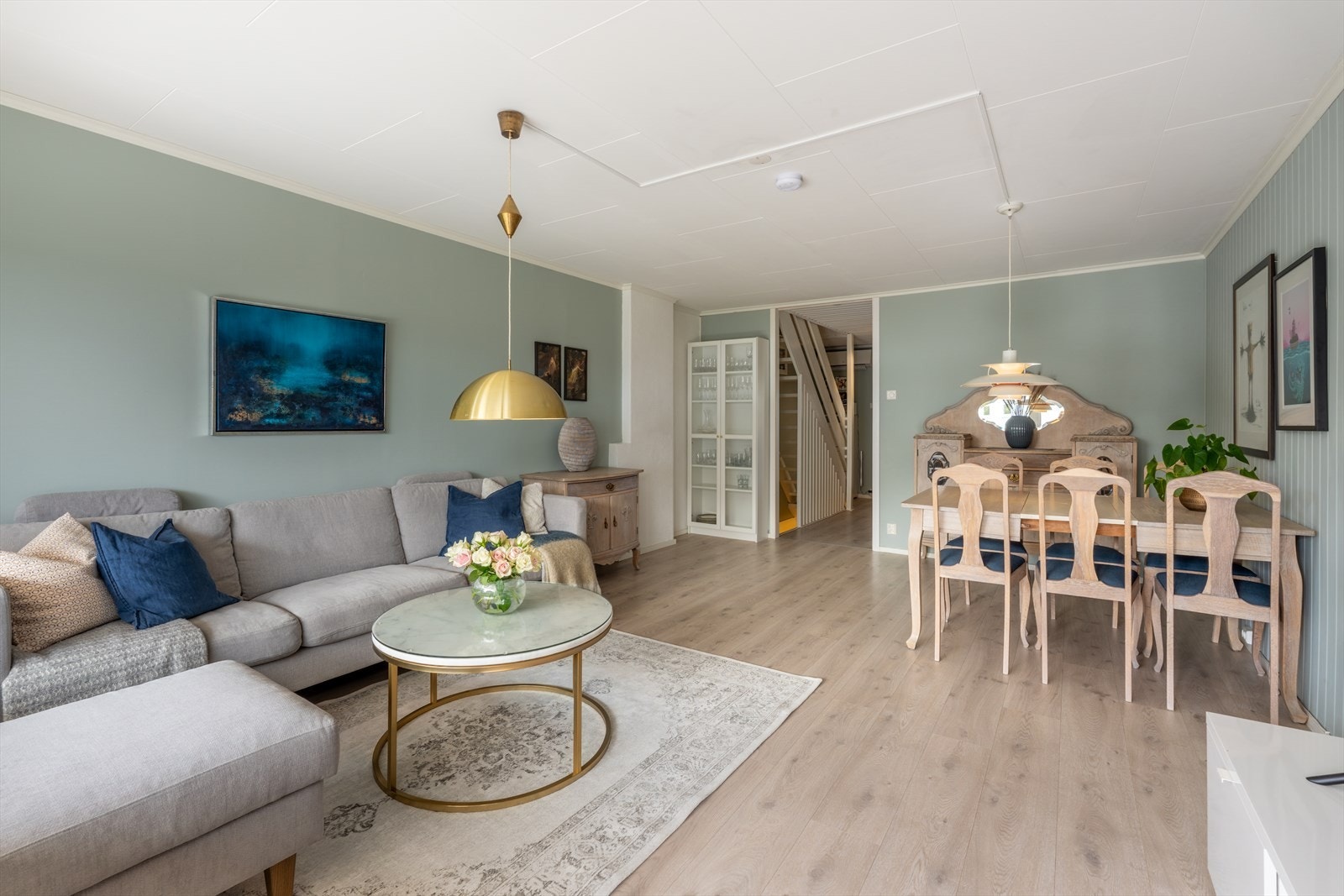 Stuen kan enkelt innredes med spise- og sofagruppe | Fra stuen er det utgang til terrasse Galleribilde