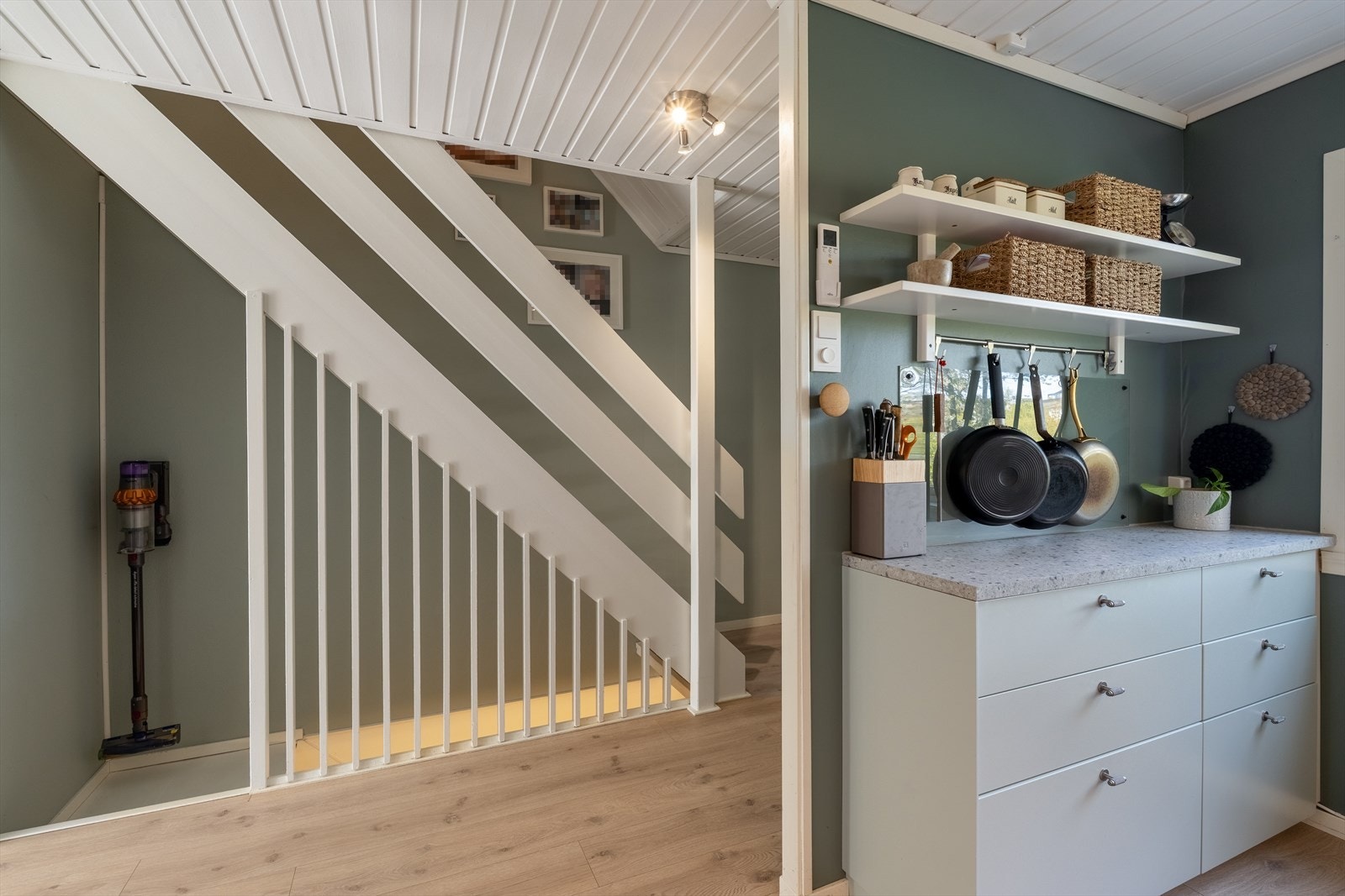 Trappen fører deg opp i boligens andre etasje eller ned til kjelleren | Galleribilde