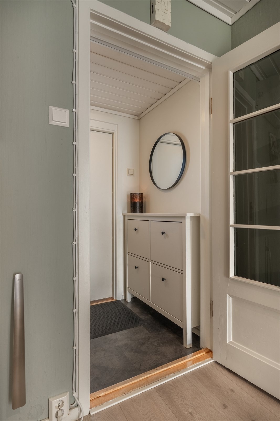 Velkommen inn! Entréen har plass til et praktisk skoskap og jakkeoppheng, dør som holder varmen inne i stue Galleribilde
