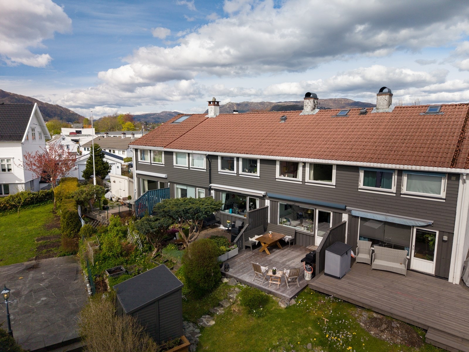 Den aktuelle boligen har terrasse, hage og utvendig bod | Galleribilde