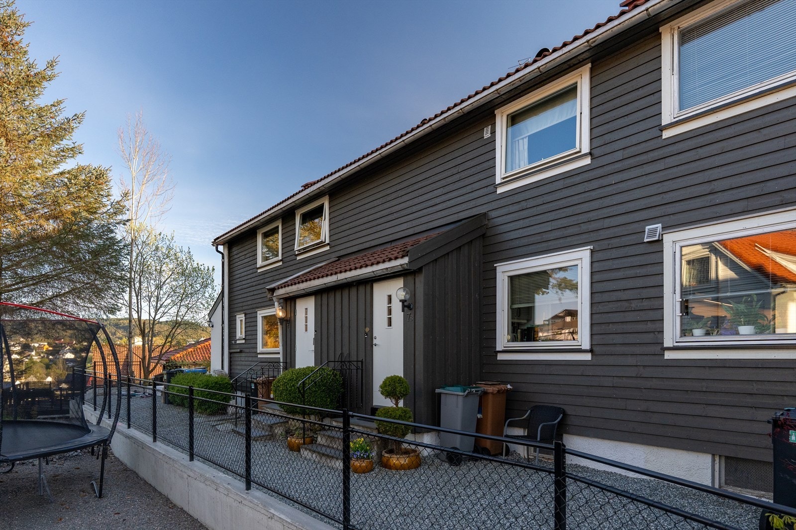 Pent opparbeidet uteområde som er gruset og har ett flott inngangsparti | Galleribilde