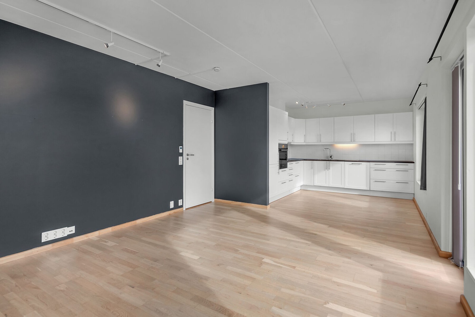 Stue og kjøkken i en åpen, sosial løsning. Her er det god plass til både sofagruppe og spisebord. Galleribilde