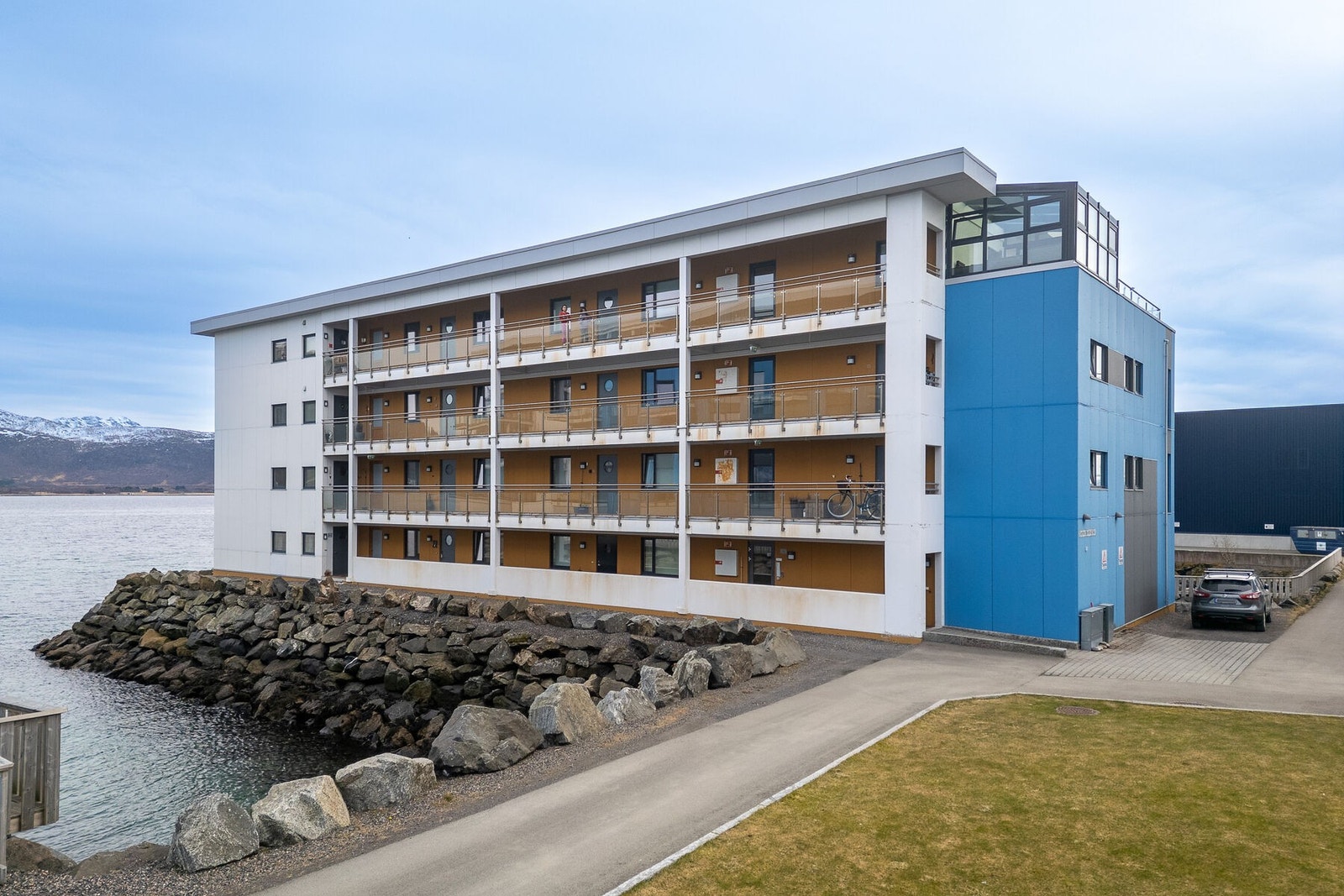 Bygget er oppført i 2013 og ligger helt i sjøkanten. Galleribilde