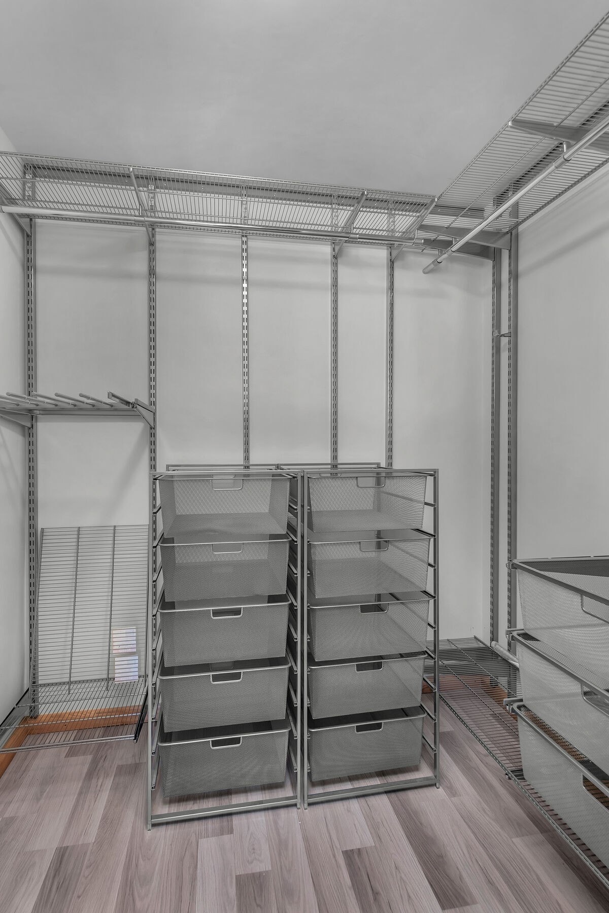 Praktisk garderobe i tilknytning til hovedsoverommet, med fleksible hyllesystemer. Galleribilde