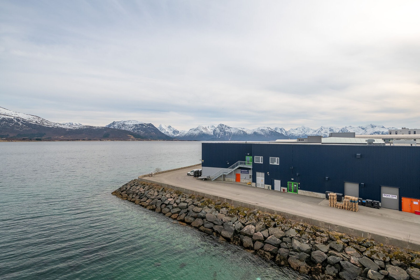Utsikt mot sjø og fjell fra leiligheten. Galleribilde