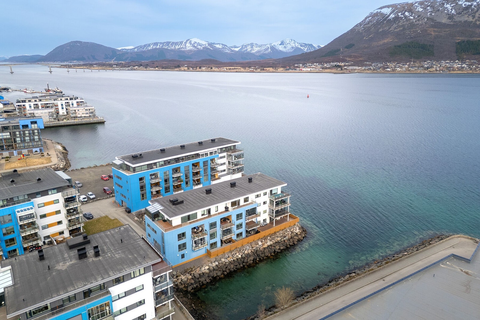 Fra leiligheten er det gangavstand til Handelsparken kjøpesenter, hvor du blant annet finner dagligvarebutikker og apotek. Galleribilde