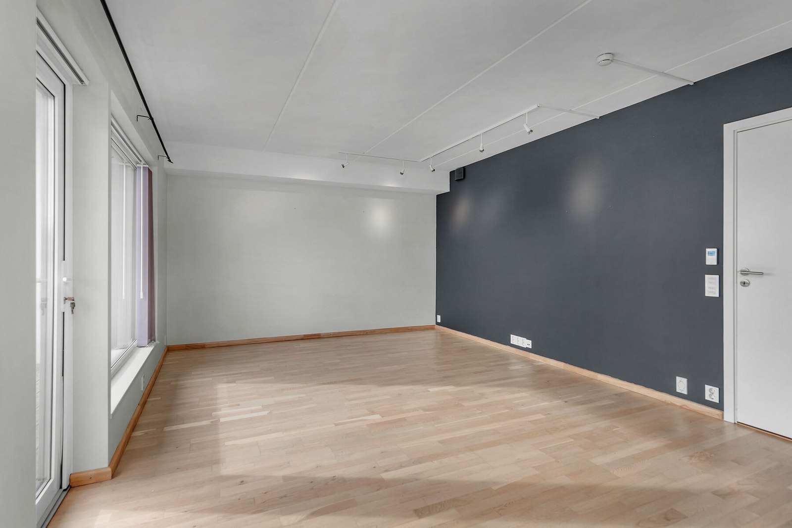 Tidsriktige og nøytrale overflater gir et moderne preg, og et godt utgangspunkt for innredning til en hver stil. Galleribilde