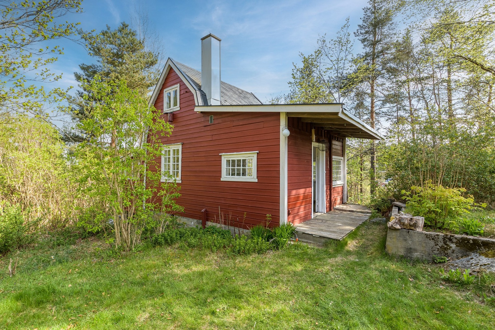 På tomten er det oppført et anneks på 32 m², som er innredet med vindfang, stue og bod. Galleribilde