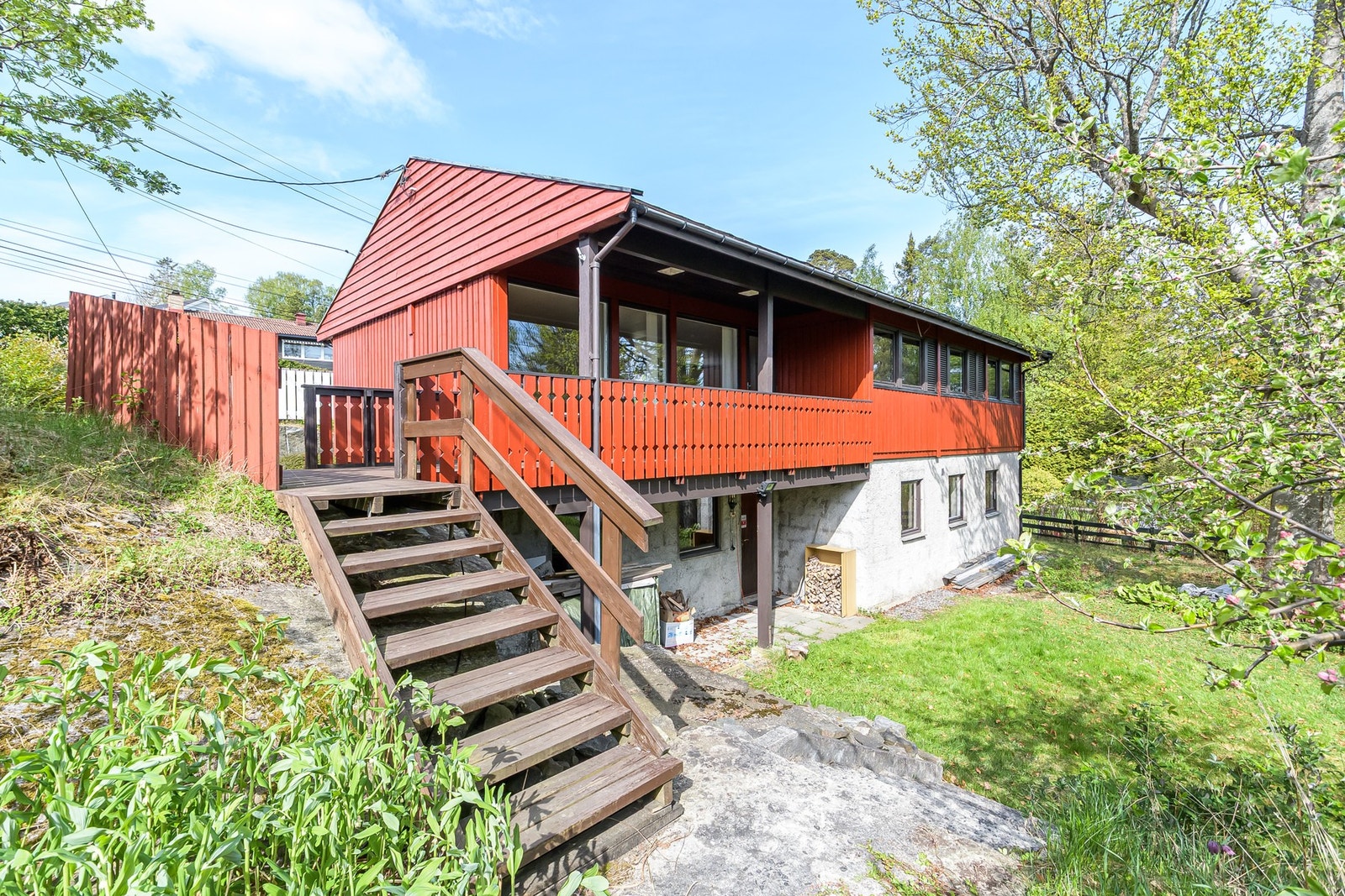 Boligen har et flott uteområde med terrasse og egen hage, perfekt for å nyte fine sommerdager. Galleribilde