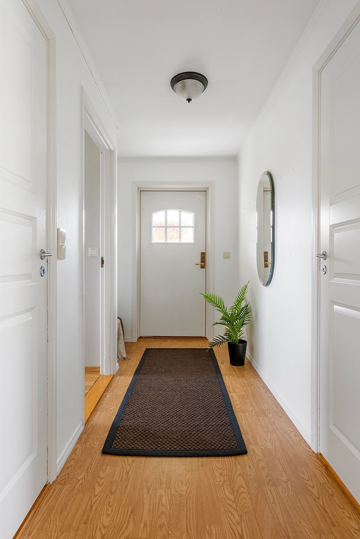 Lys og åpen entré fører deg forbi de 2 soverommene og bad, før du kommer inn i stue og kjøkken Galleribilde