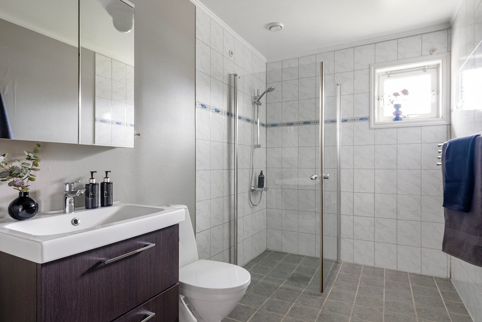 Badet har en god størrelse og er flislagt med varmekabler i gulvet Galleribilde