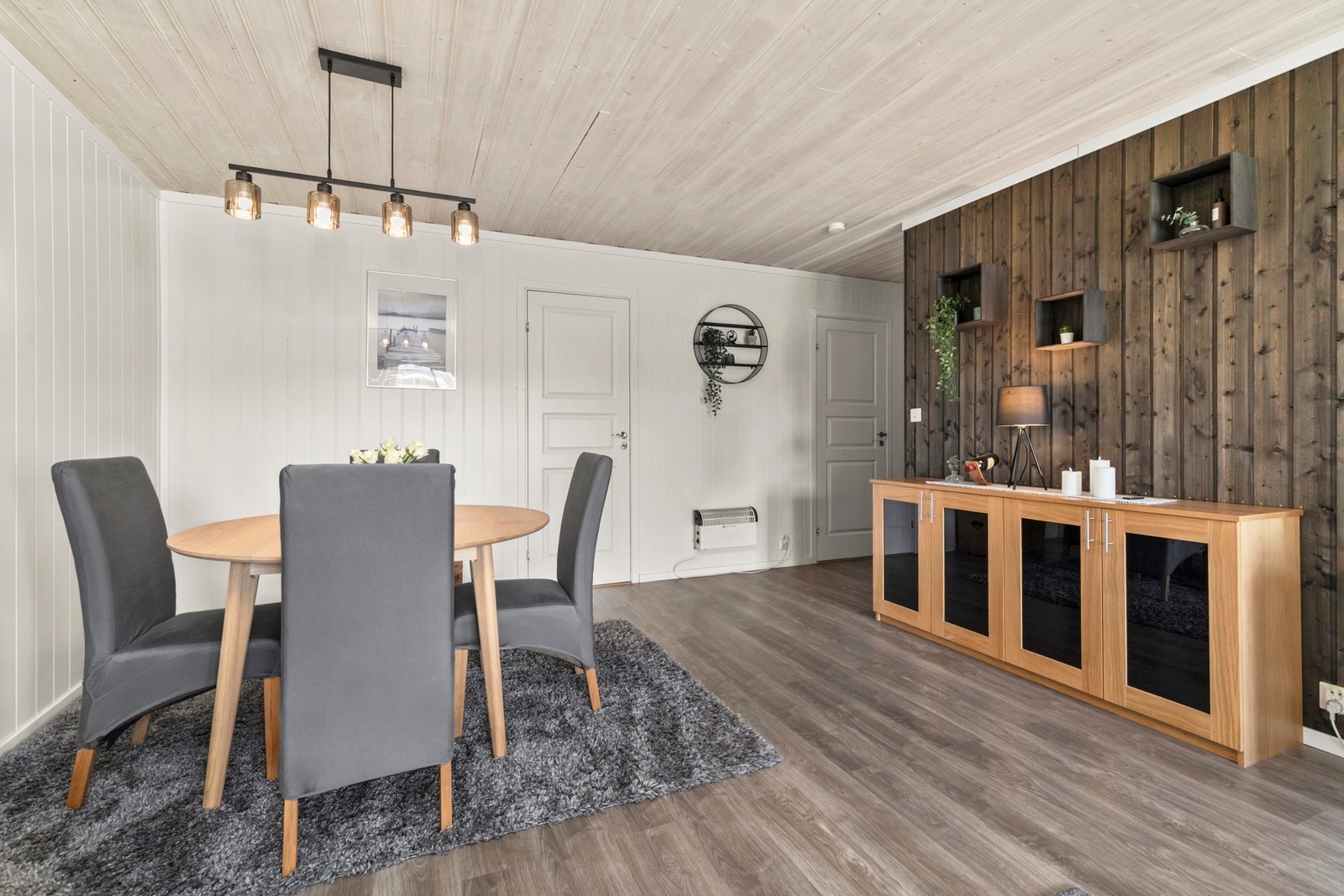 Romslig stue med god plass til spise og sitte gruppe. Galleribilde
