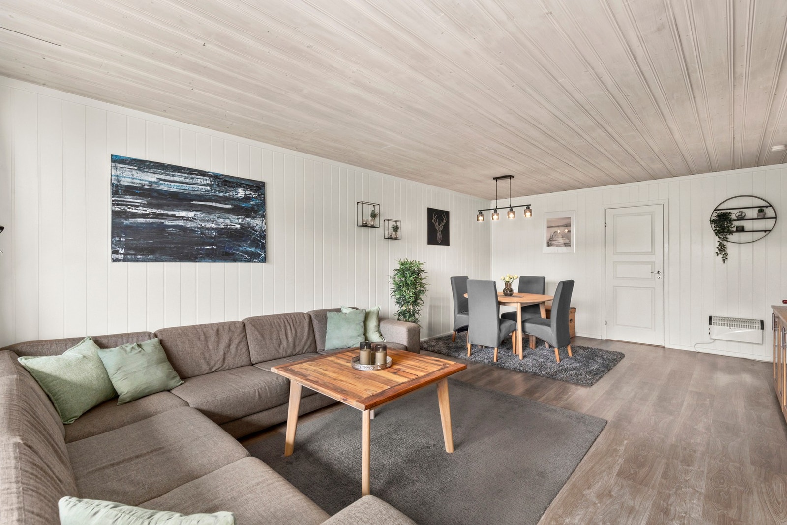 Gode lysforhold og store vinduer fra balkongen, gir det stuen et luftig preg. Galleribilde