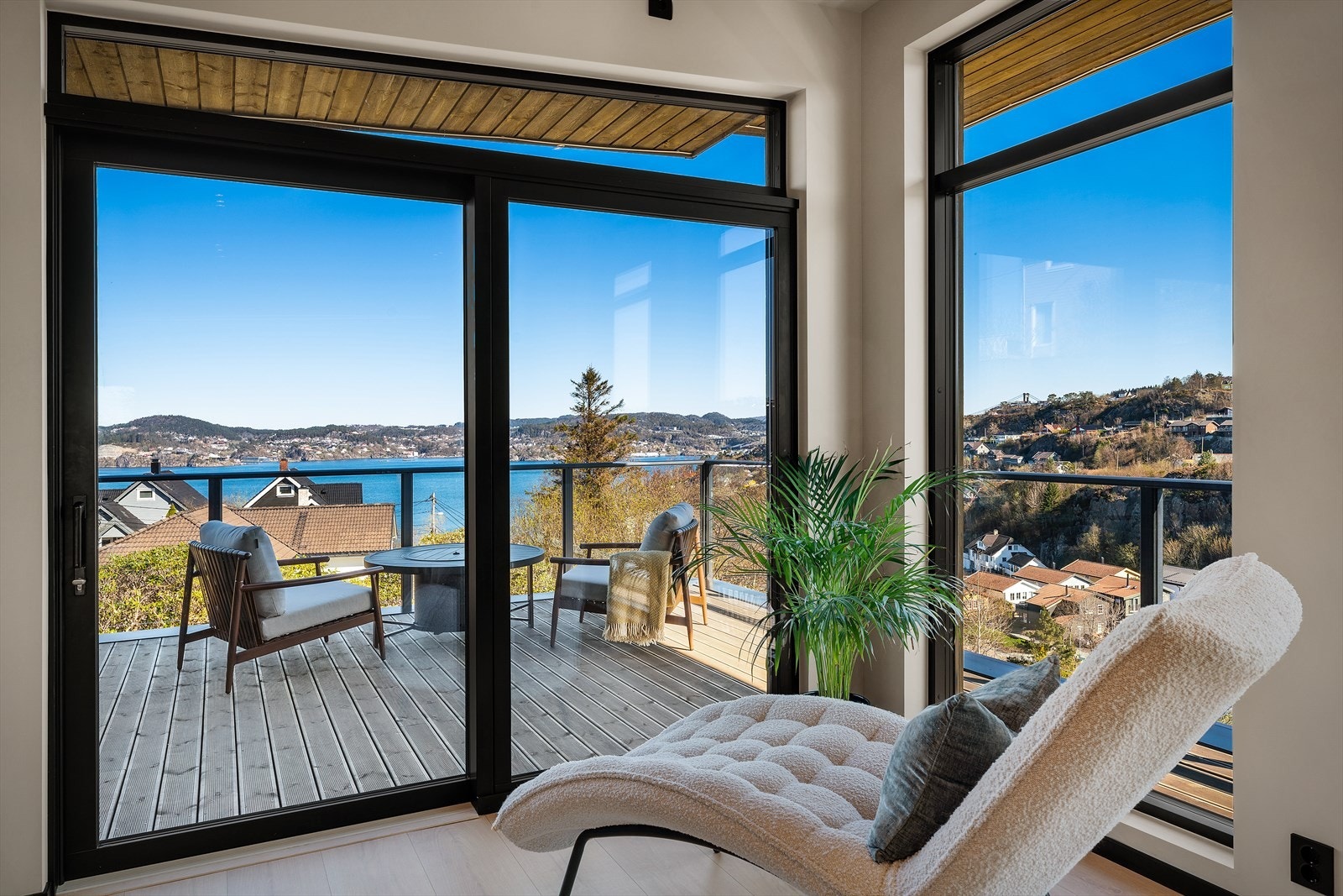Fra stuen er det skyvedører med 3-lags glass ut til en av boligens store terrasser. Galleribilde