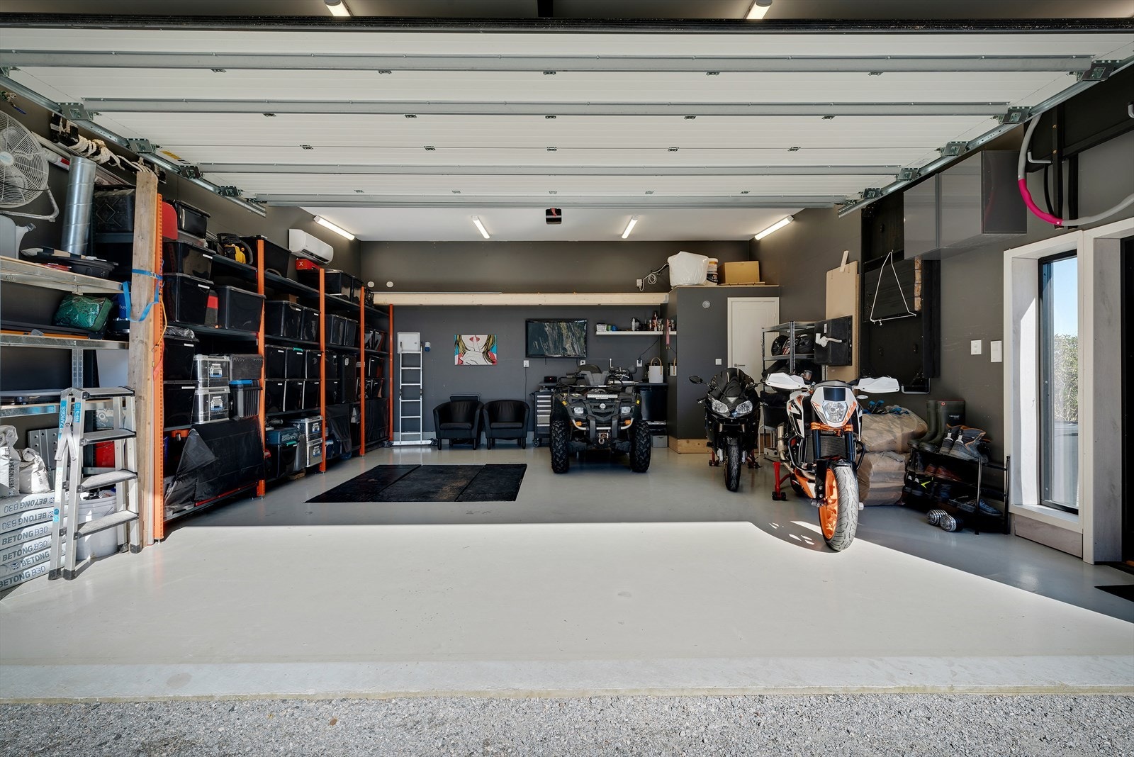 Dobbel garasje på 43 m² med god plass til biler, hobby og lagring. Garasje har innebygd løfter til bil. Galleribilde