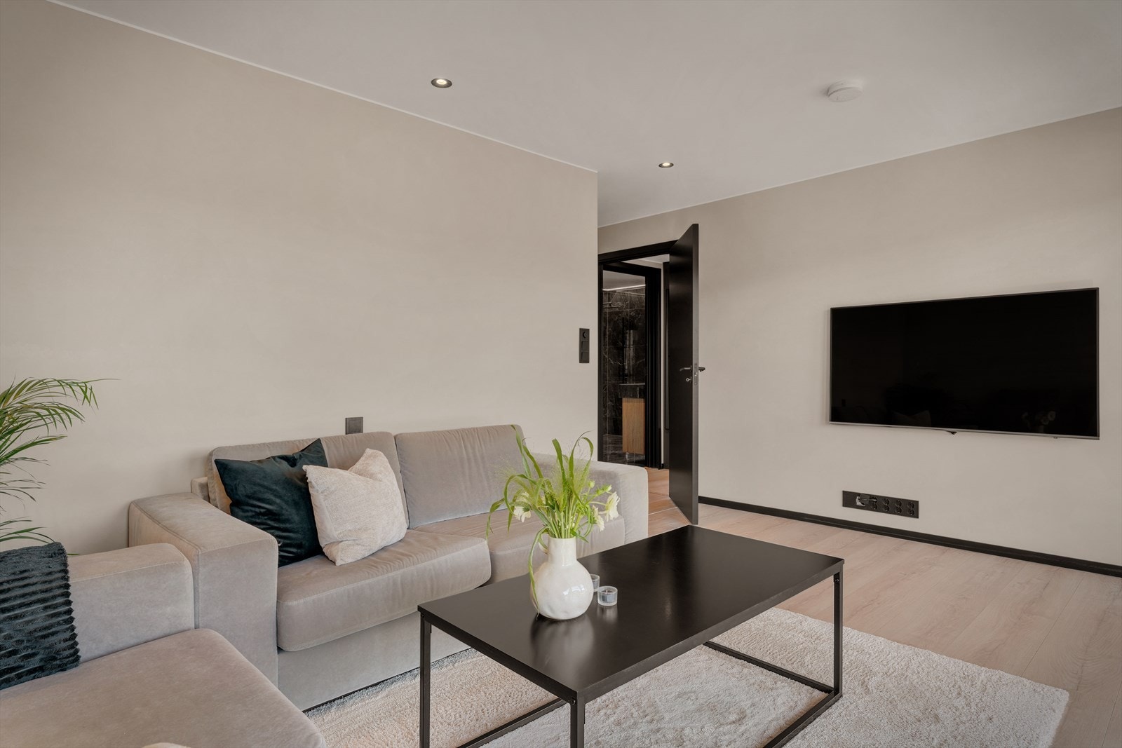 Stuen har god plass til en romslig sofagruppe. Galleribilde