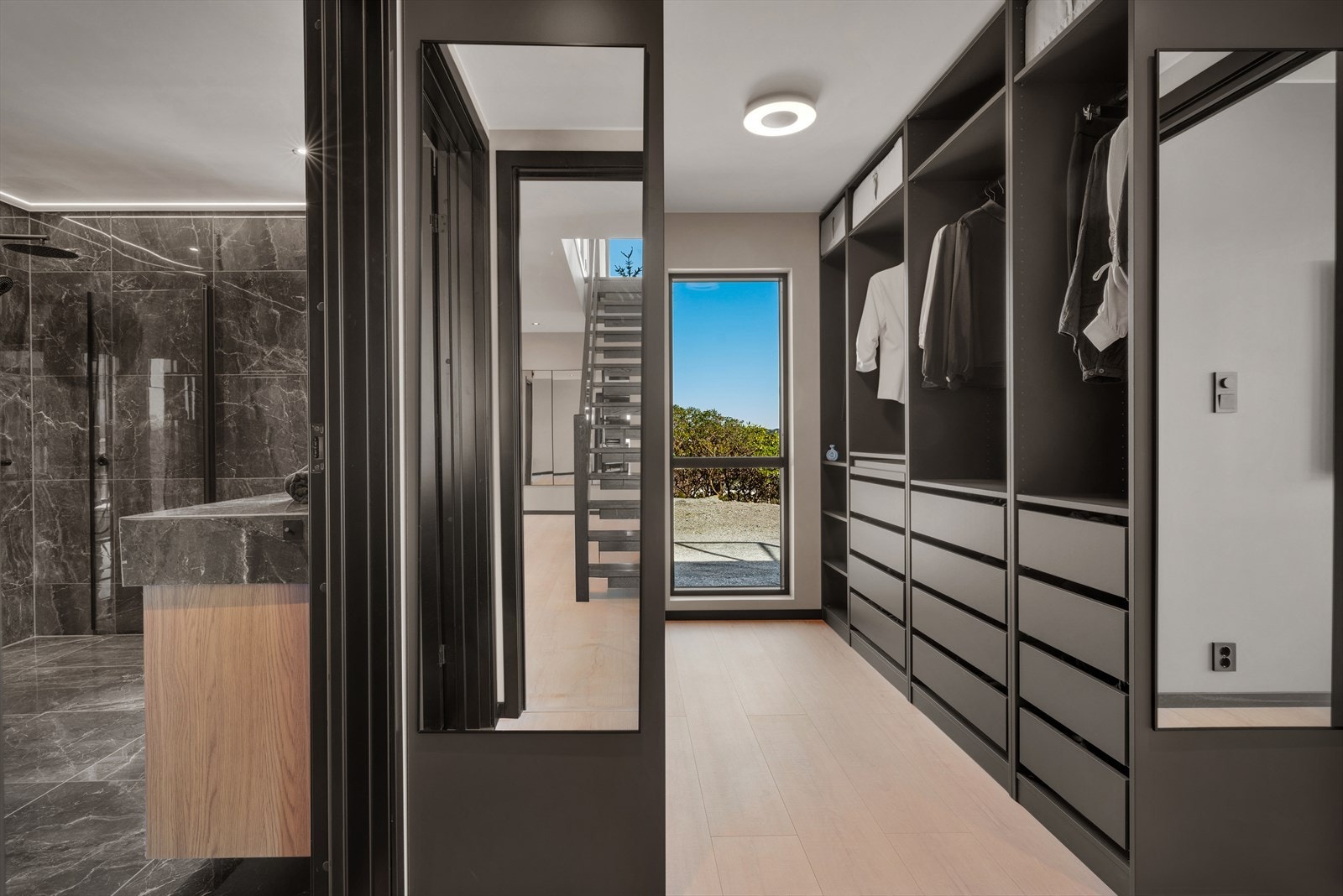 Fra soverommet er det inngang til både walk-in-garderobe og et privat baderom. Galleribilde