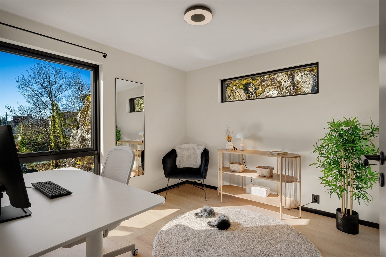 Soverom i andre etasje, i dag benyttet som kontor. Rommet har vannbåren varme i gulvet. Galleribilde