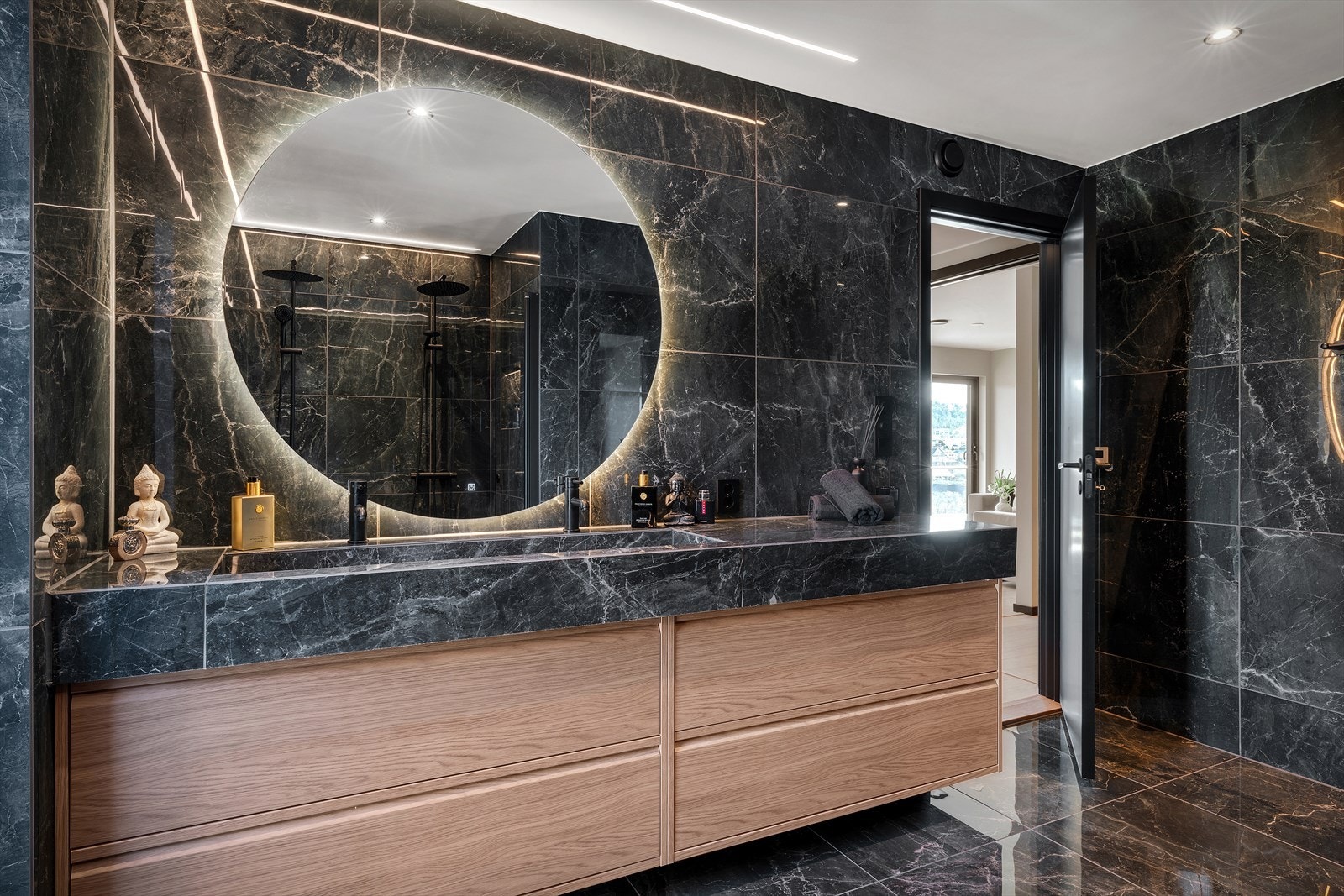 Badet har vannbåren varme i gulvet og LED-downlights i himlingen. Galleribilde