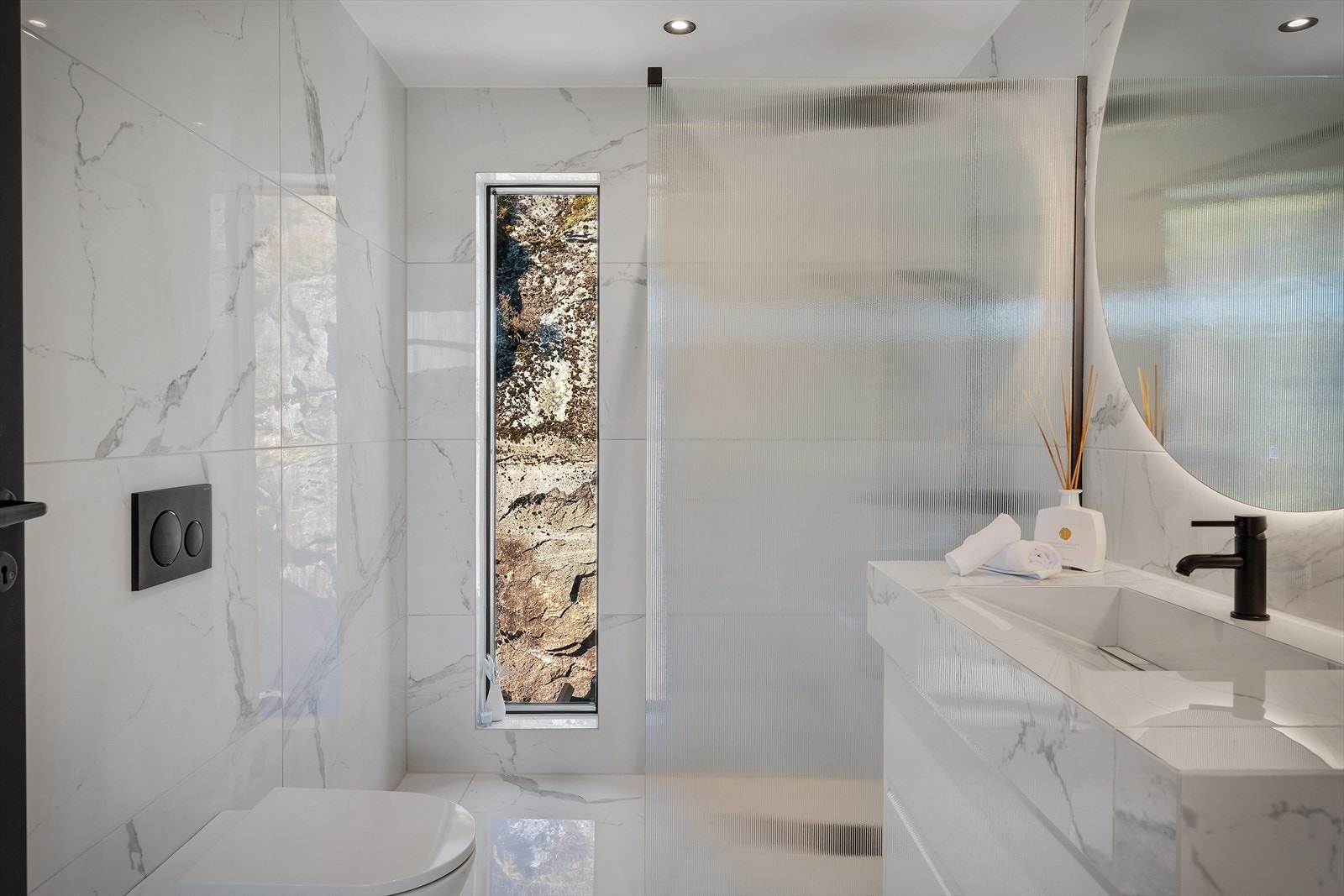 Badet i andre etasje er helfliset og har vannbåren gulvvarme. Galleribilde