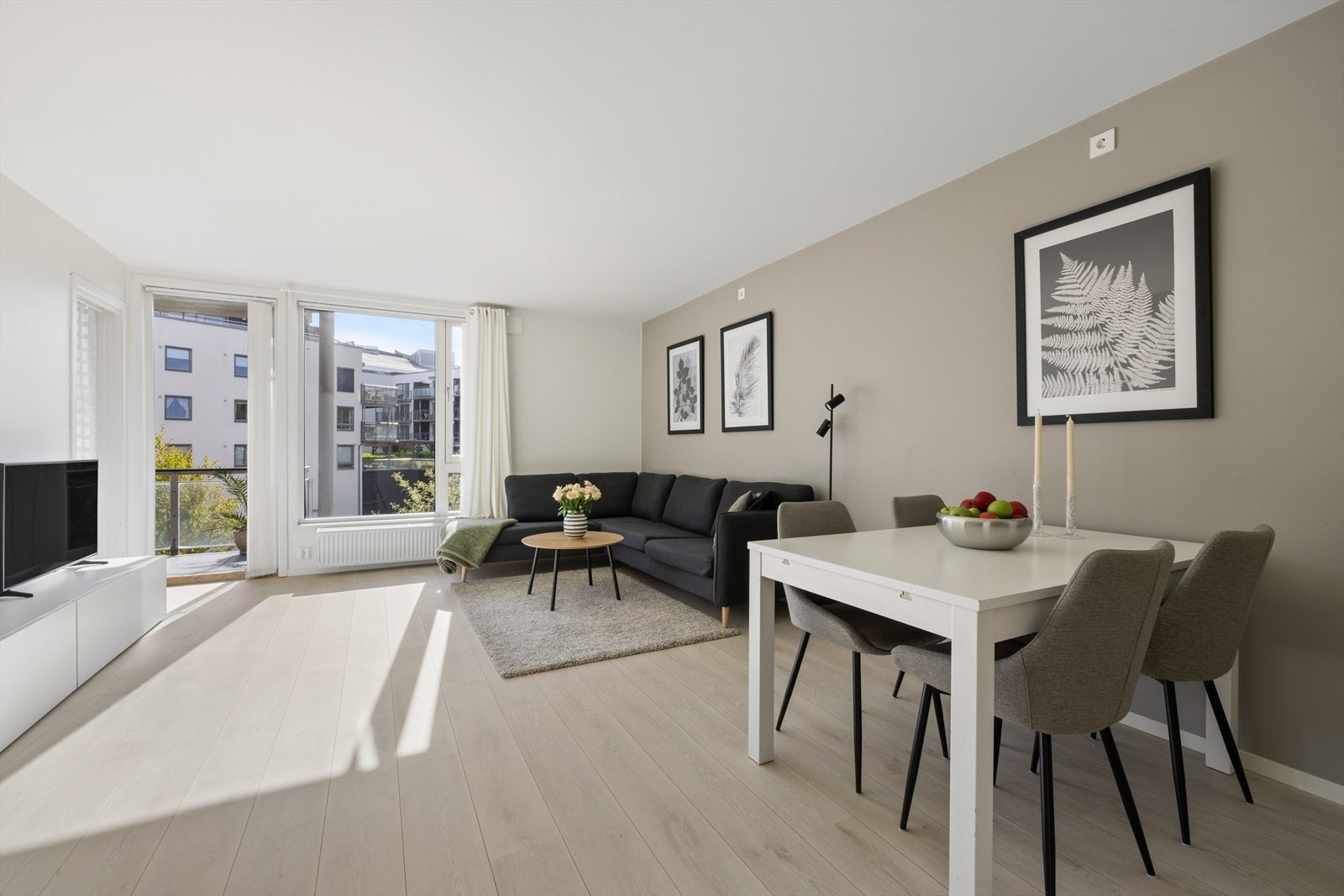 Allrommet er samlingspunktet for sosiale anledninger med familie og venner, eller plassen du kan finne roen i sofaen etter en lang dag. Galleribilde