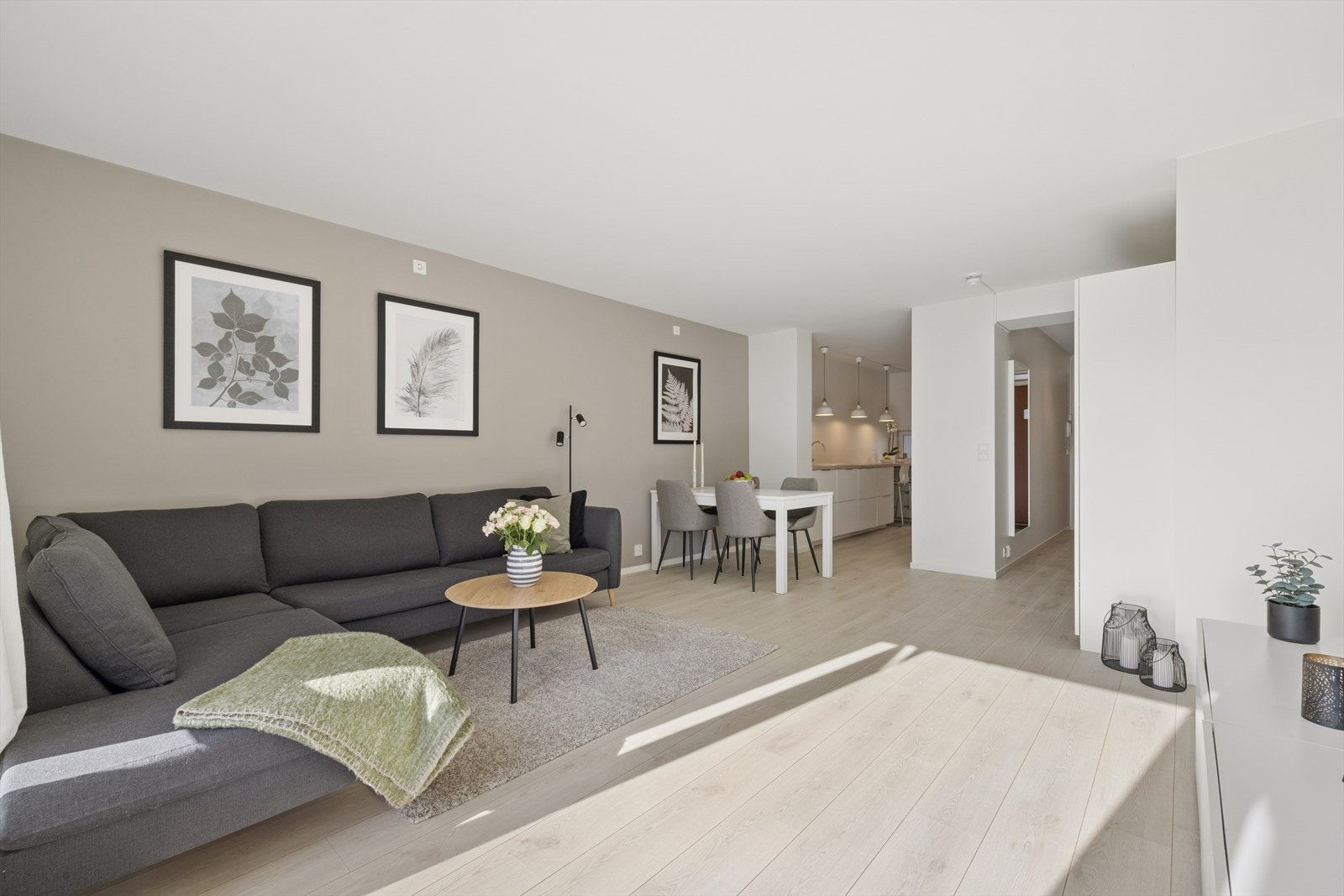 Stuen er av god størrelse, med god plass til sofa og tilhørende stuemøblement. Galleribilde