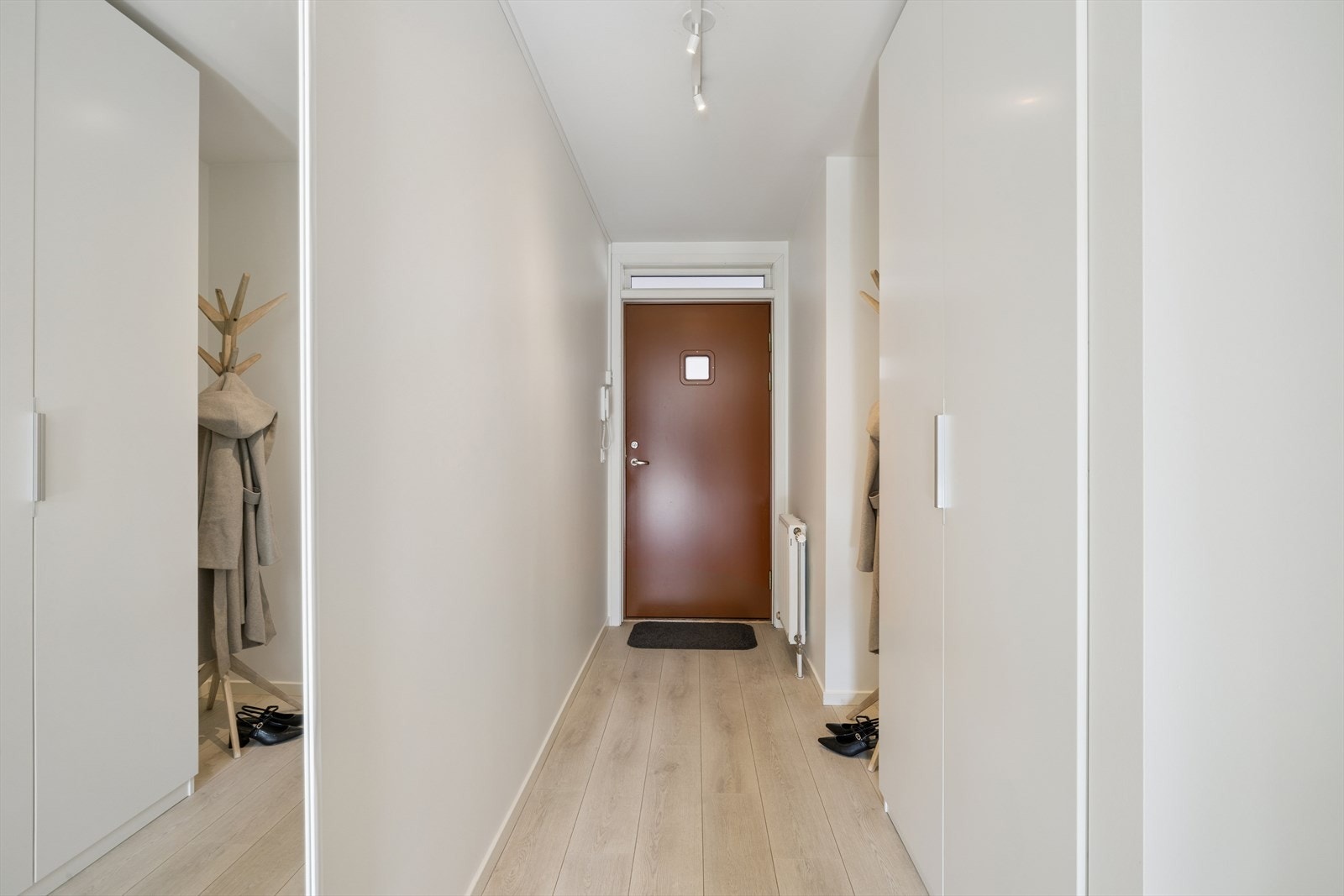 Inngangspartiet har plass til garderobeskap og annet entrémøblement. Galleribilde