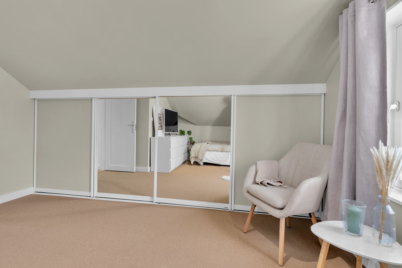 Garderobe langs vegg på soverom 2. Galleribilde