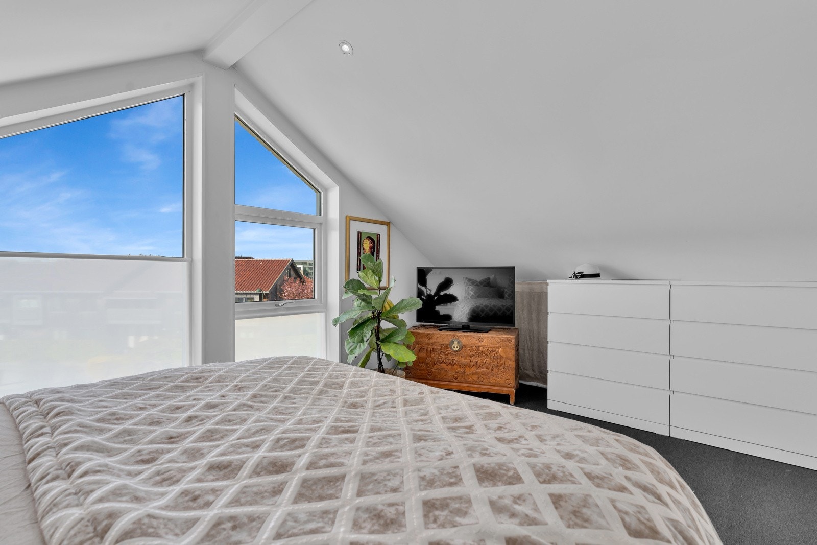 Romslig hovedsoverom med store vindusflater mot syd. Galleribilde