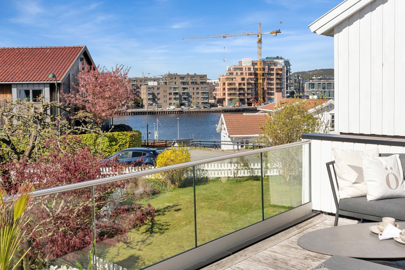 Nydelig utsikt fra en lun og solrik terrasse. Galleribilde