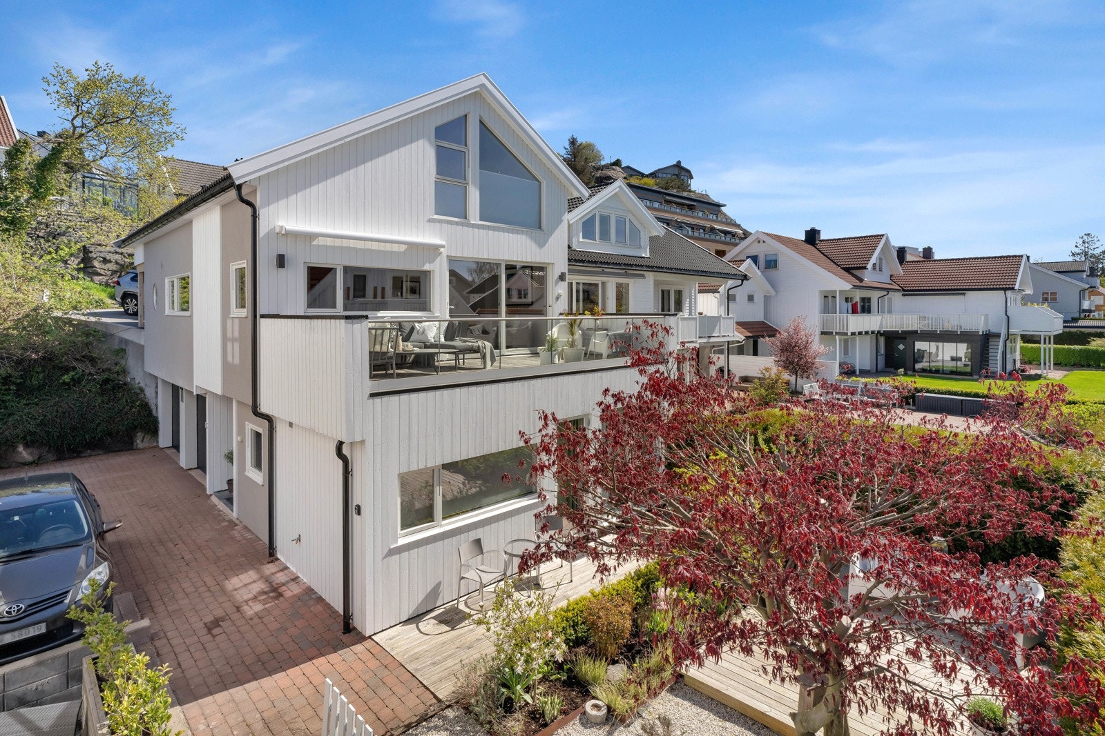 Sydvendt fasade med uteplasser på to plan. Galleribilde