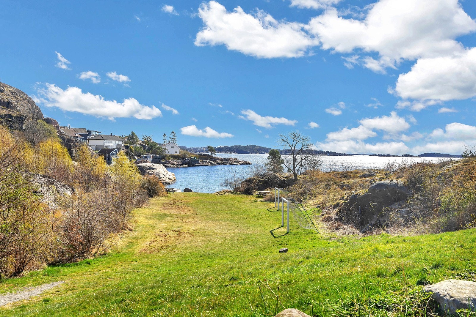 Blomsbukta ligger kun ca. 200 meter fra boligen. Galleribilde