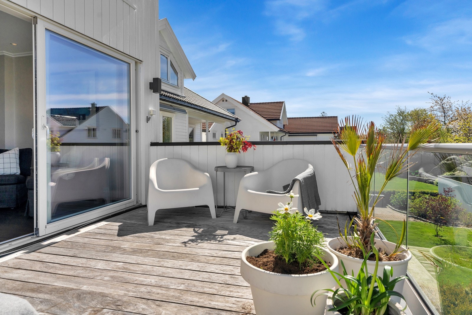 Adkomst fra stue til den solrike terrassen. Galleribilde