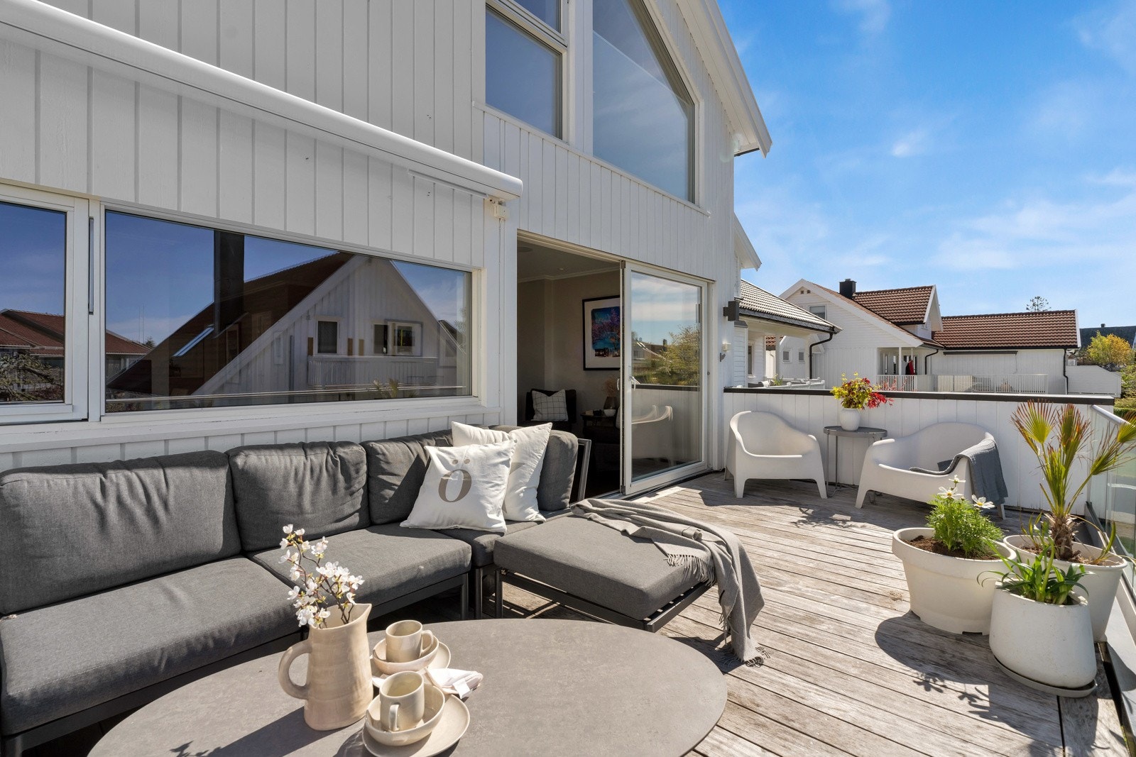 Sydvendt og særdeles solrik terrasse med utgang fra stue. Galleribilde