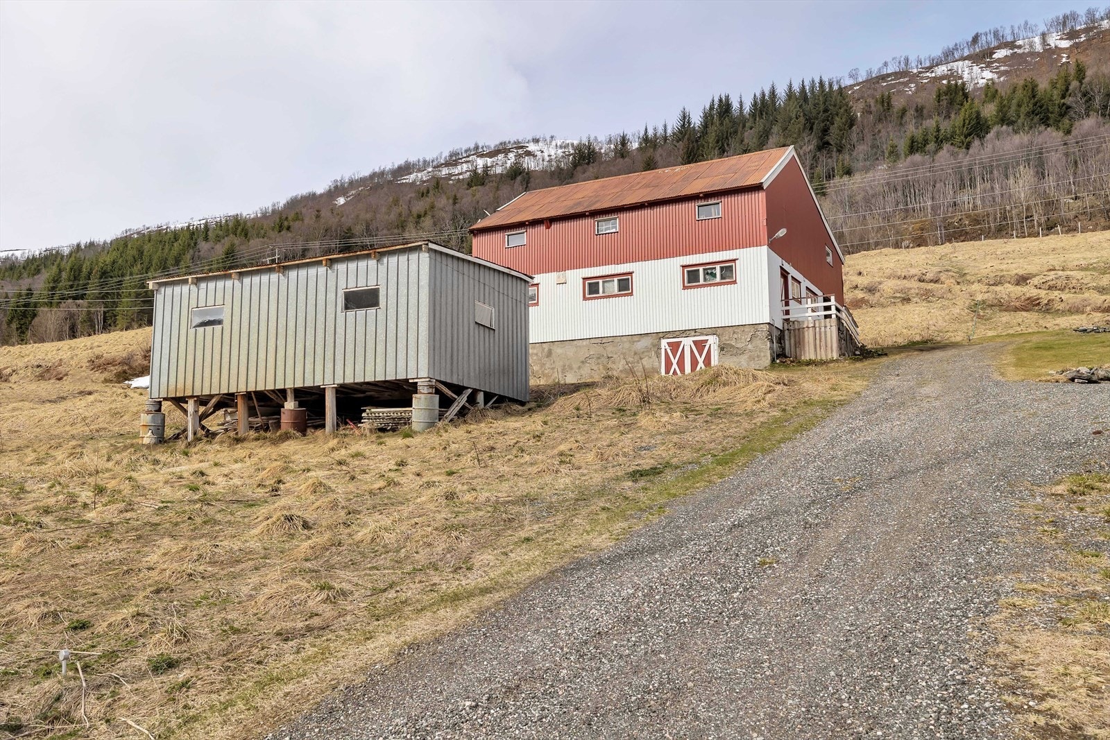 Uthus og fjøs på eiendommen Galleribilde
