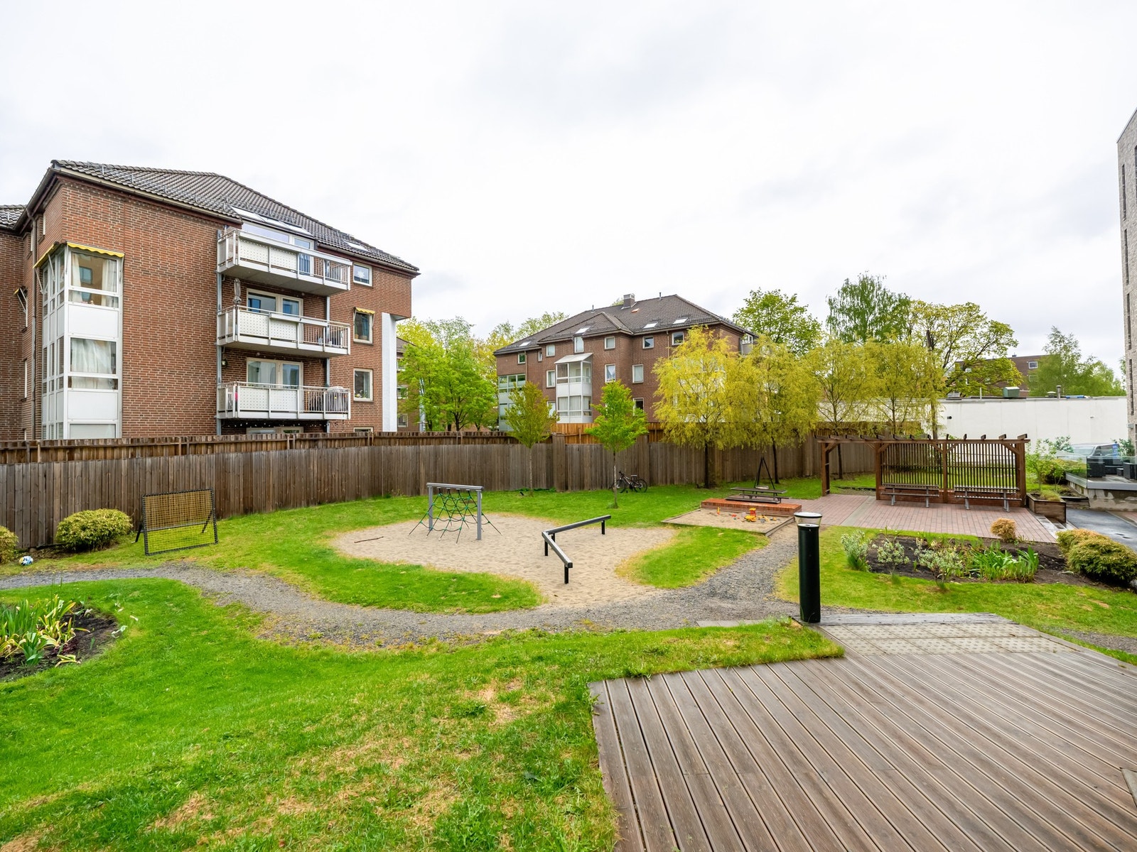 Sameiet har en skjermet og pent opparbeidet bakgård. Her er det hyggelige grøntområder, sittegrupper, pergola og lekeapparater for de minste. Galleribilde