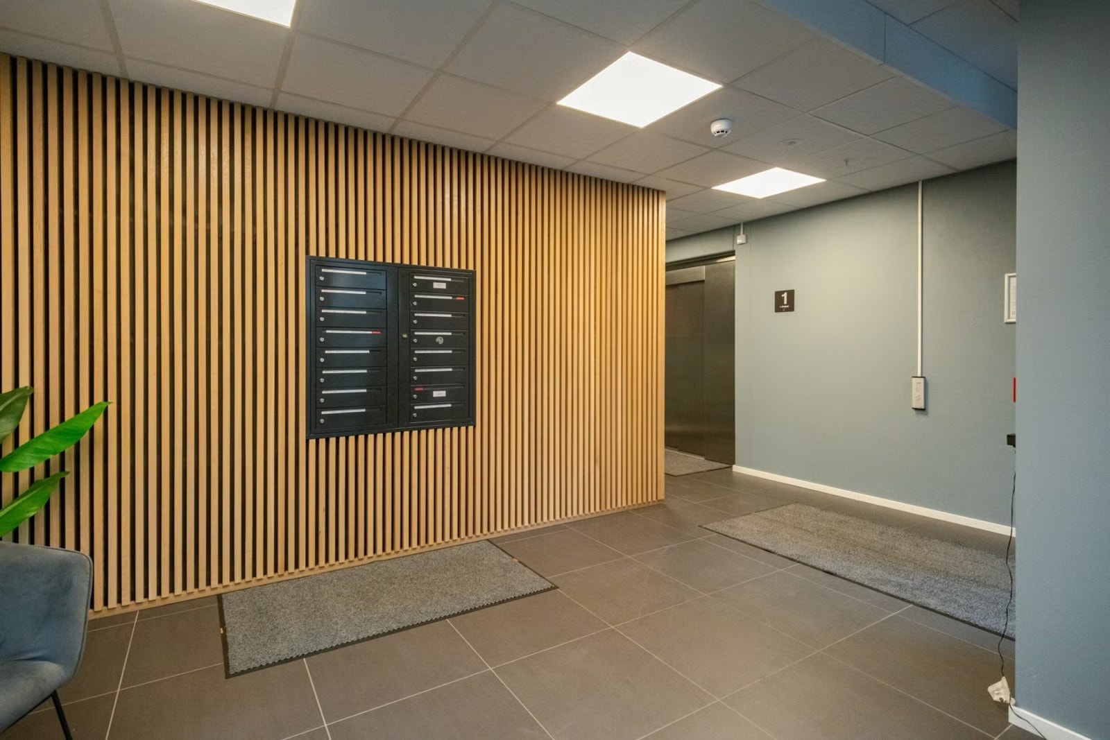 Det er naturligvis heisadkomst til leilighetens etasje, men også direkte opp til takterrassen og ned til kjelleren. Galleribilde