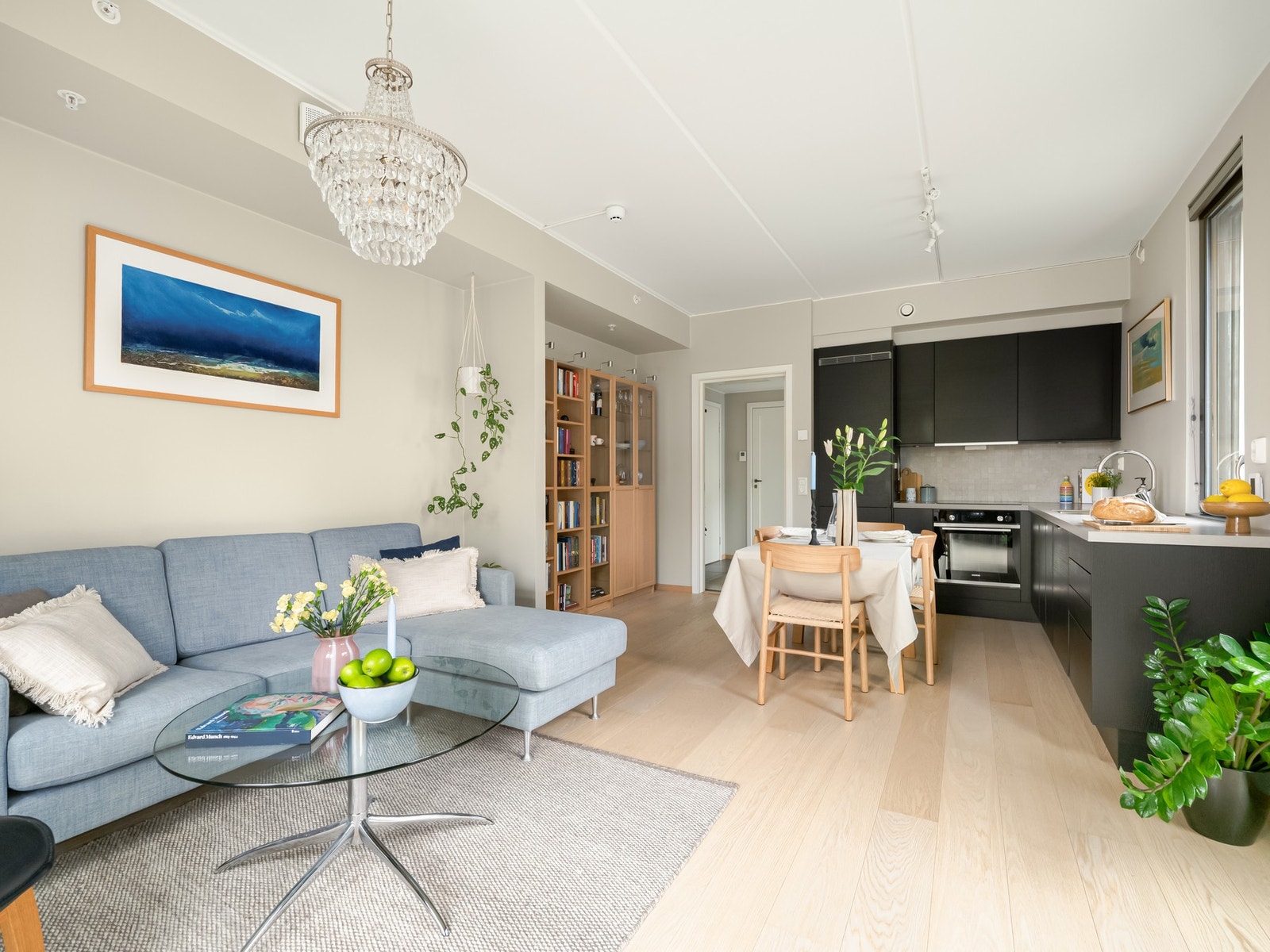 Leiligheten har en åpen og sosial kjøkken- og stueløsning, som er perfekt når venner og familie kommer på besøk. Galleribilde