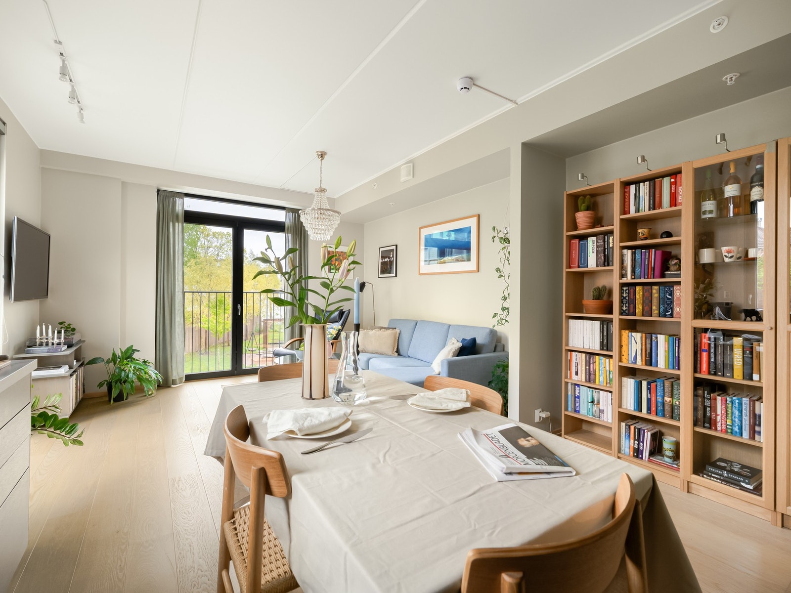 Stuen er lys og romslig med god plass til en større sofagruppe og TV-benk. Den vender mot skjermede og rolige grøntområder i bakgården. Galleribilde