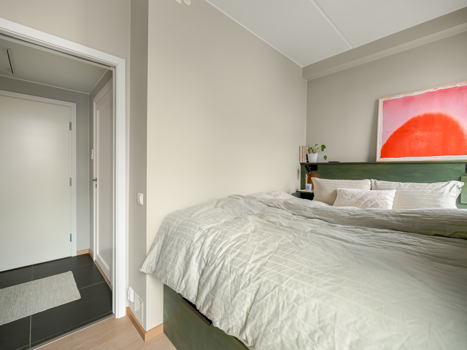Alle overflater er malt i lyse og moderne fargetoner. Galleribilde