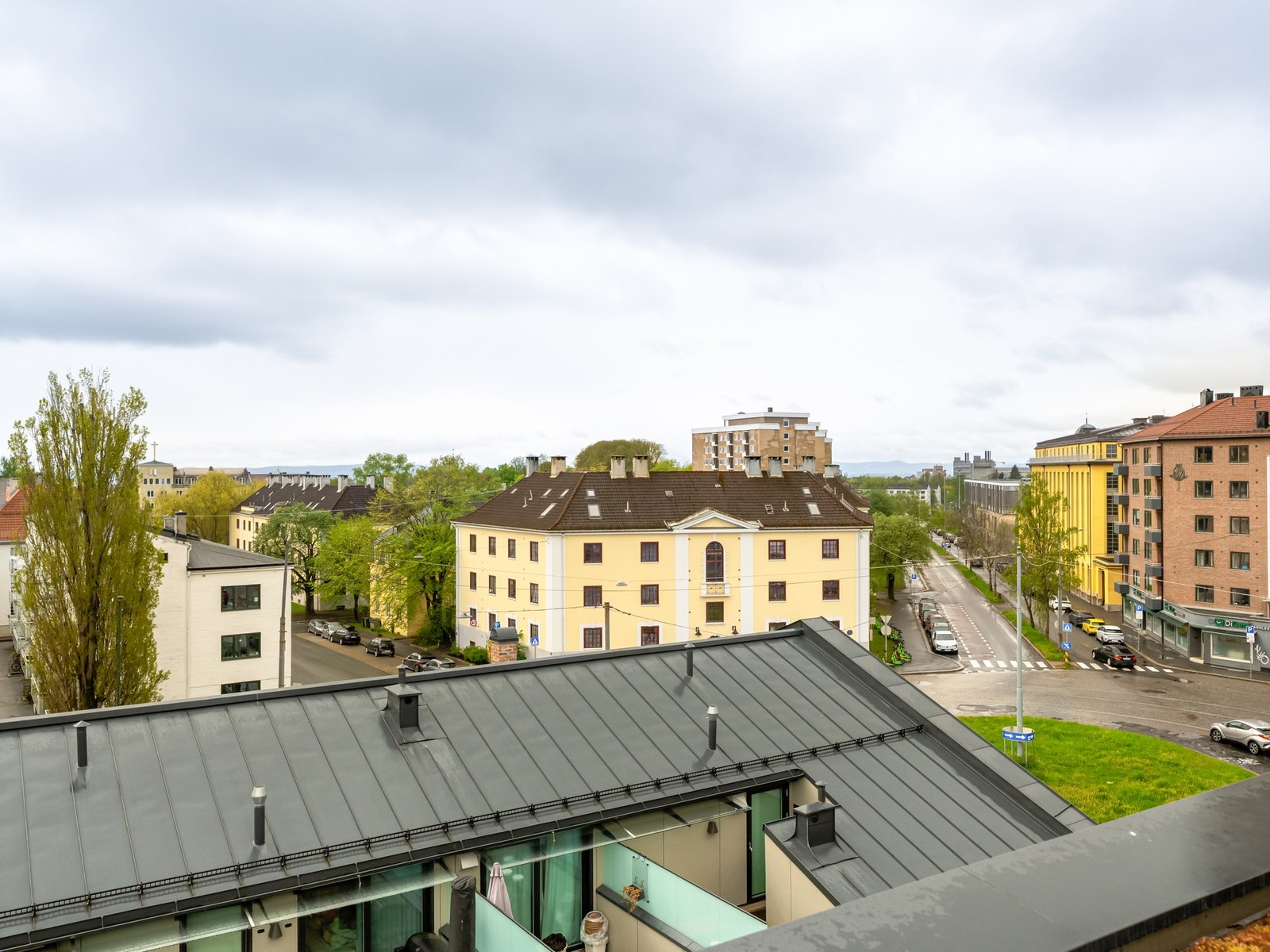 Det er upåklagelig utsikt over nærområdet. Tenk deg å se nyttårsrakettene her oppe! Galleribilde