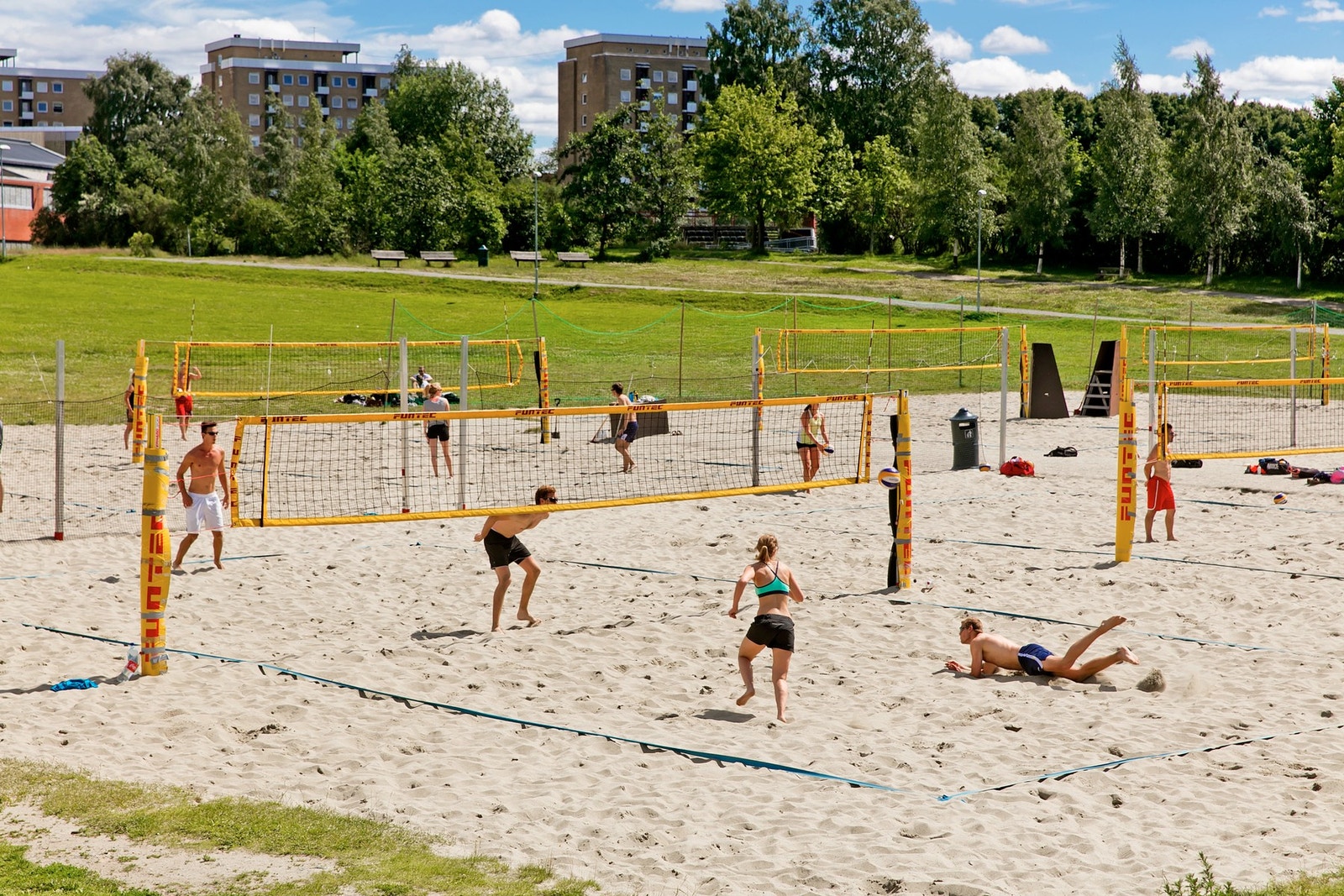 Her er det fotball- og volleyballbaner, i tillegg til store grøntområder. Galleribilde
