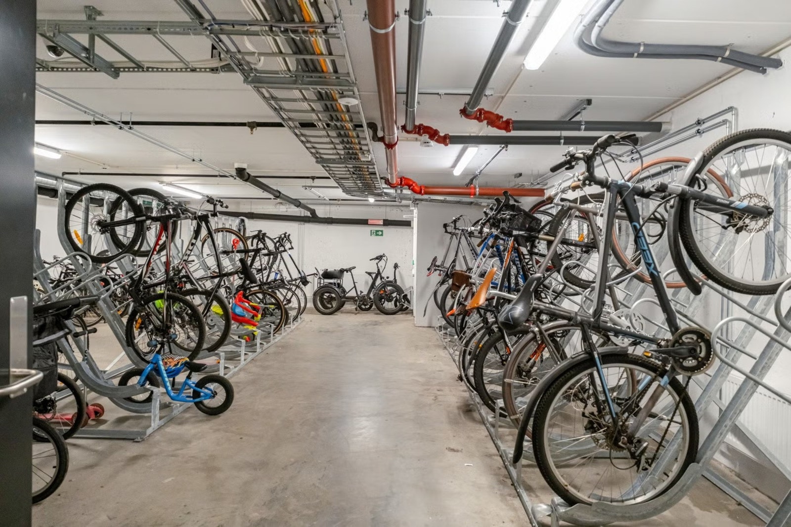 I kjelleren er det en stor og praktisk sykkelbod for beboerne. Galleribilde