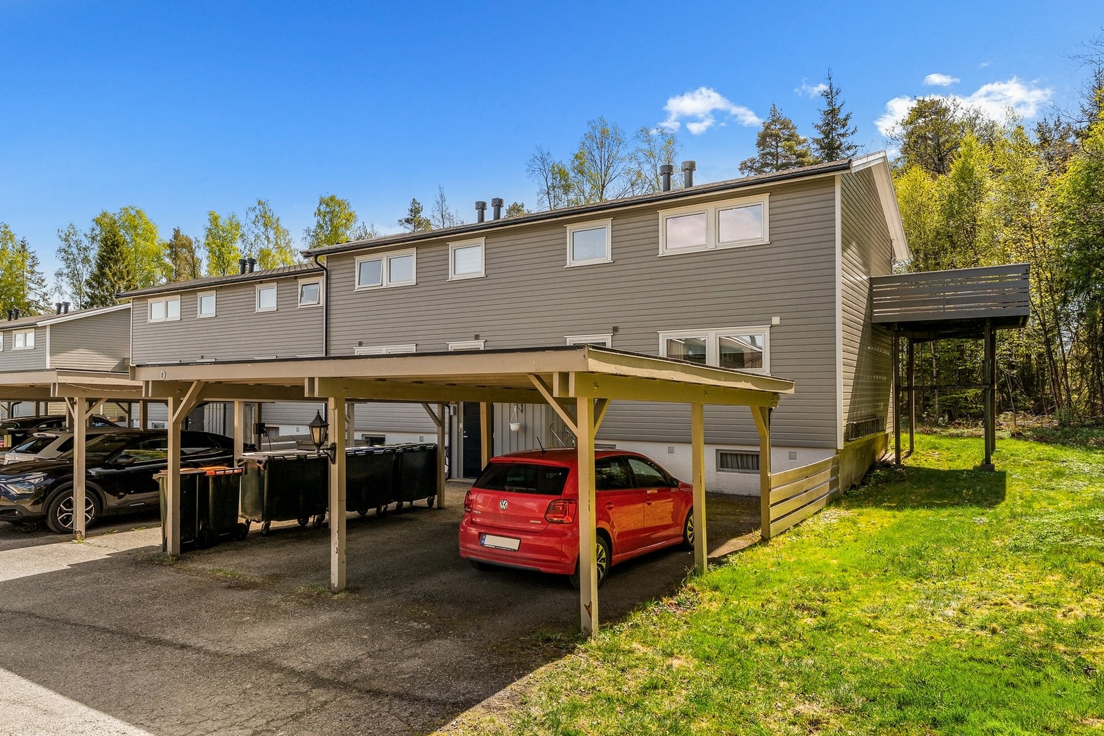 Carport og to romslige kjellerboder på totalt ca. 18 kvm medfølger. Galleribilde