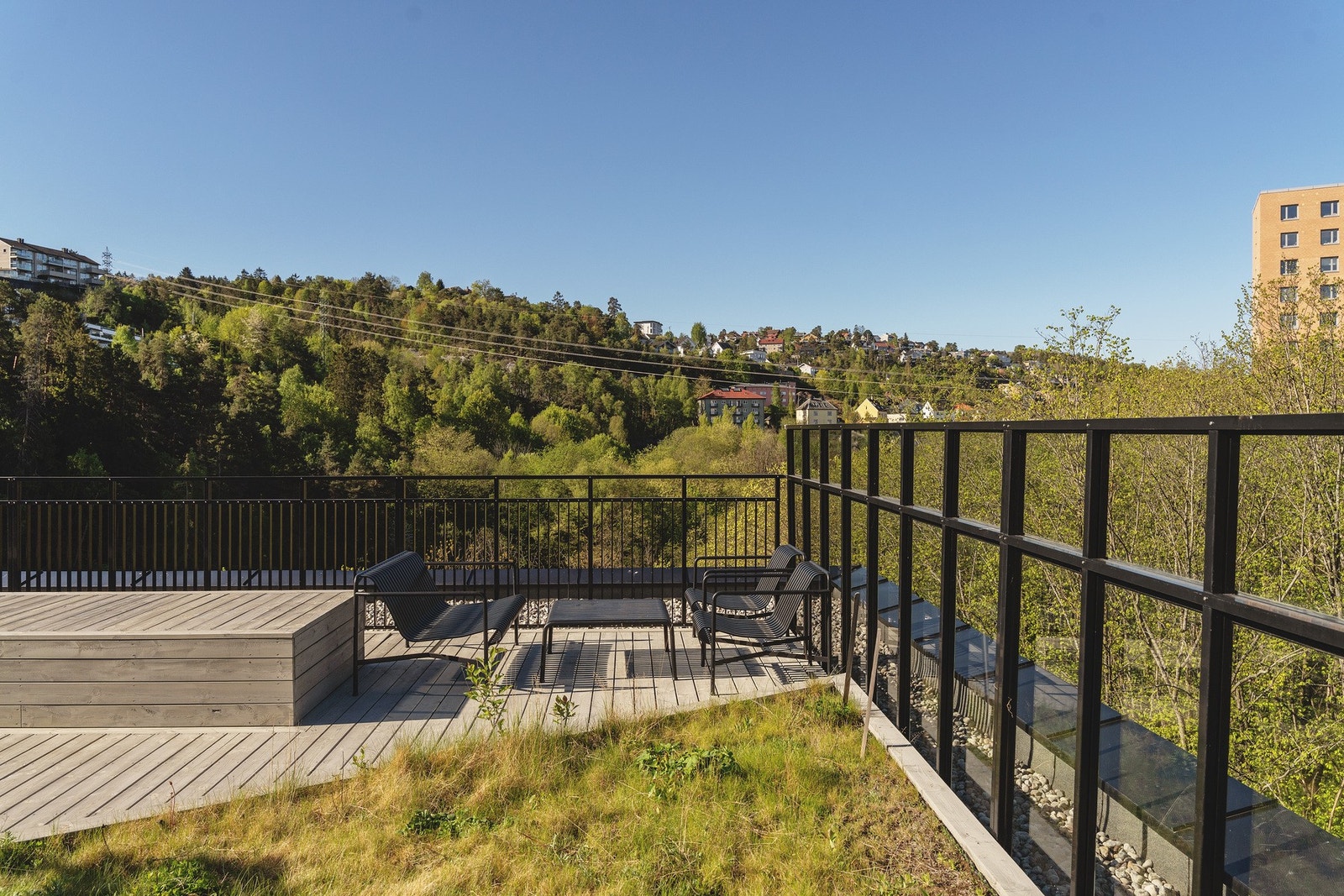 Borettslaget har en stor, flott takterrasse der du kan nyte både flott utsikt og herlige solforhold. Det finnes også ytterligere en takterrasse i nabo oppgangen. Galleribilde