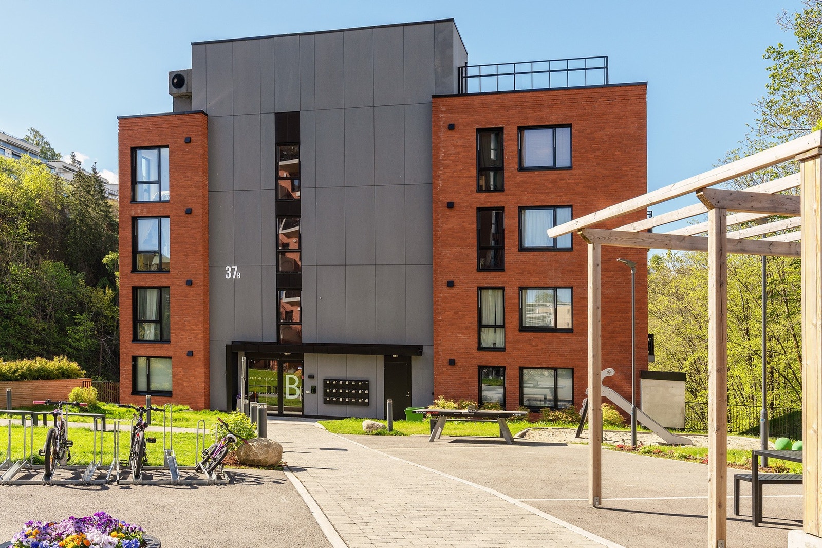 Bygget har heis til alle plan og takterrasse. Tomten er pent opparbeidet med plen, hekk og asfalterte, bilfrie internveier. Galleribilde