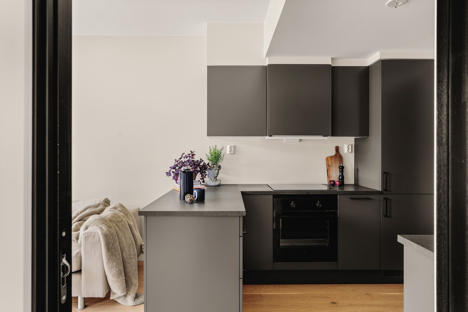 I en åpen løsning mot stuen finner du et stilrent, delikat kjøkken fra HTH. Innredningen er tidløs med glatte fronter og benkeplate i laminat. Galleribilde