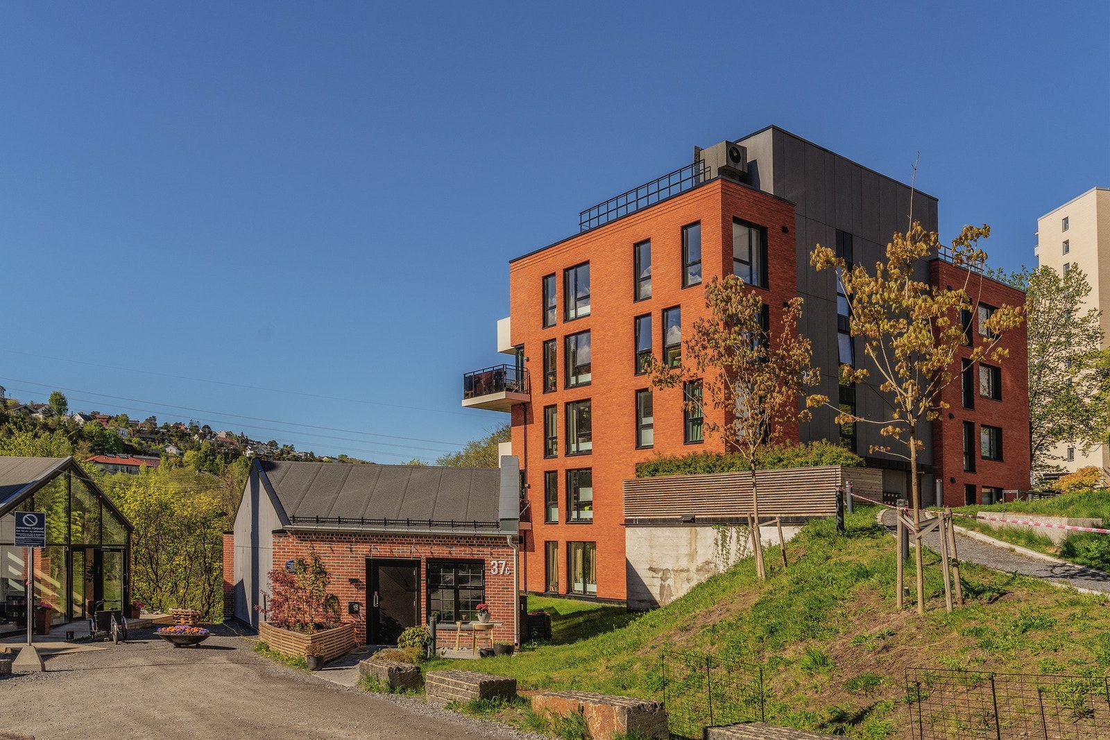 Boligen ligger i et moderne bygg fra 2023 og er omkranset av idylliske, grønne omgivelser. Galleribilde